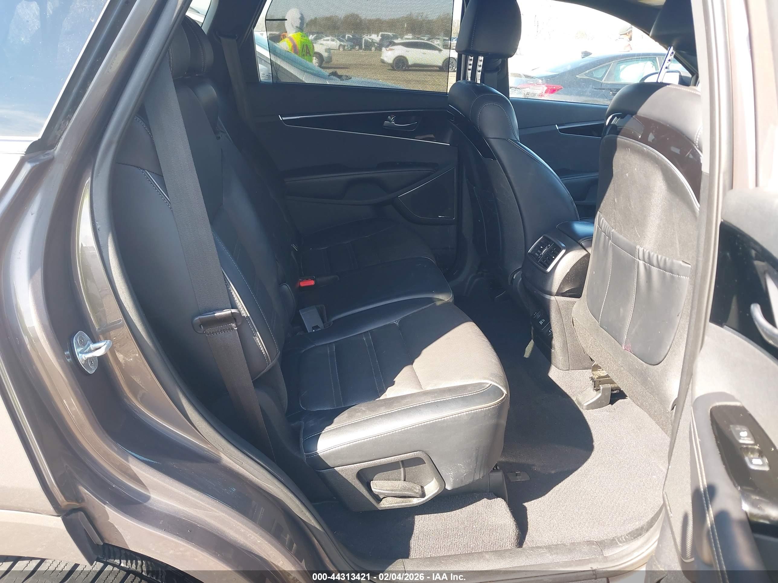 KIA SORENTO image 8