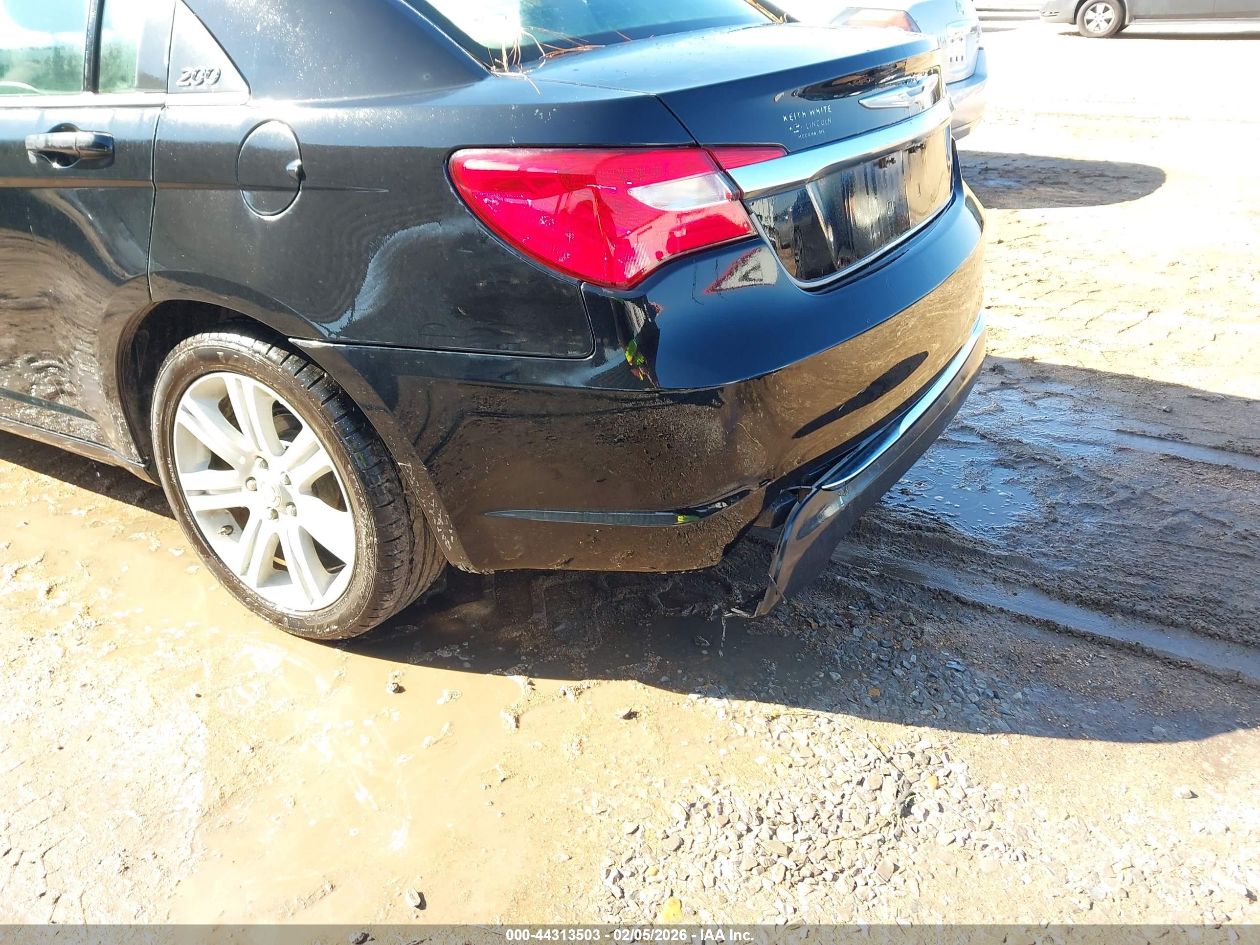 CHRYSLER 200 image 6