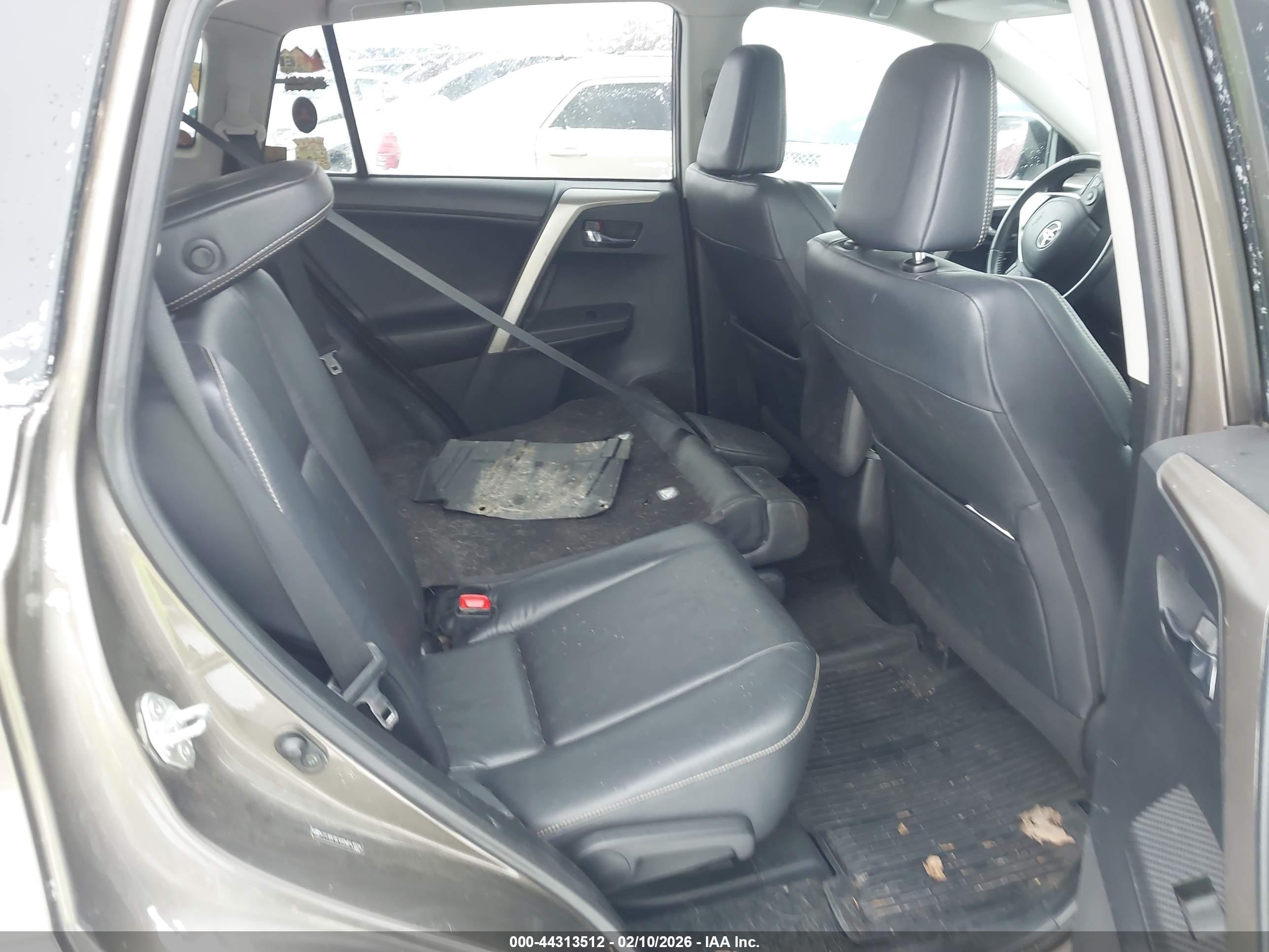 TOYOTA RAV4 image 8