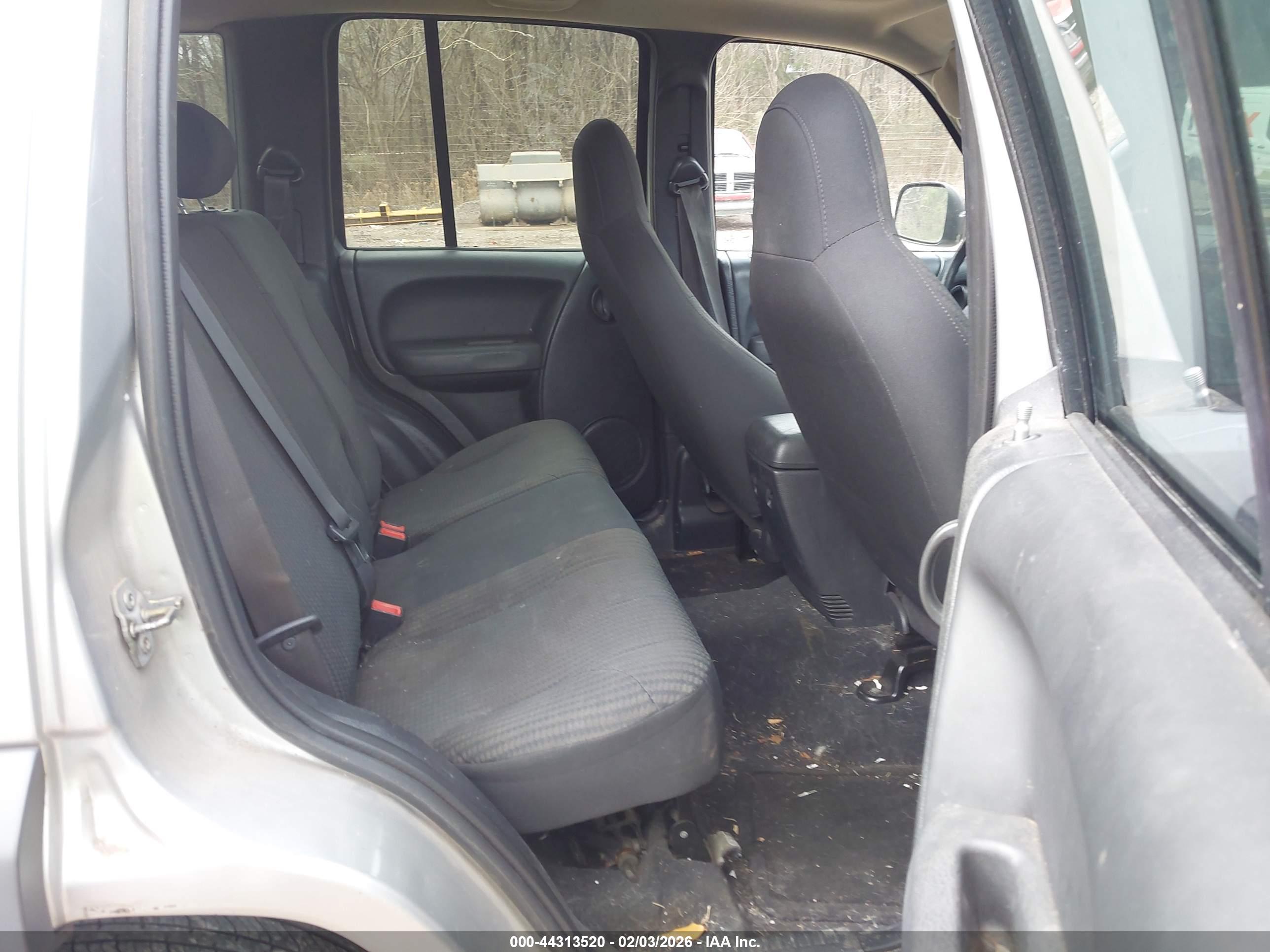 JEEP LIBERTY image 8