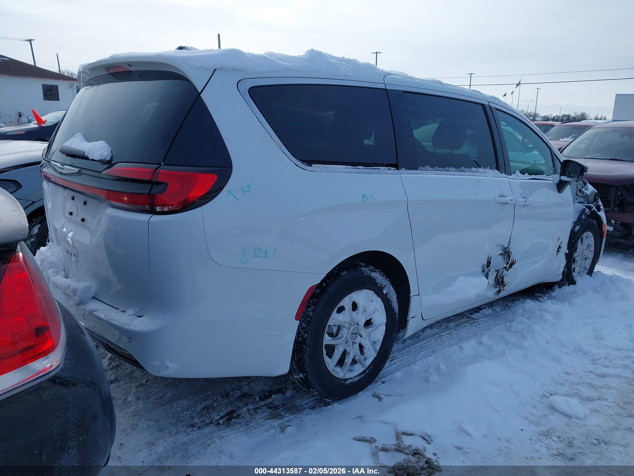 CHRYSLER PACIFICA image 4