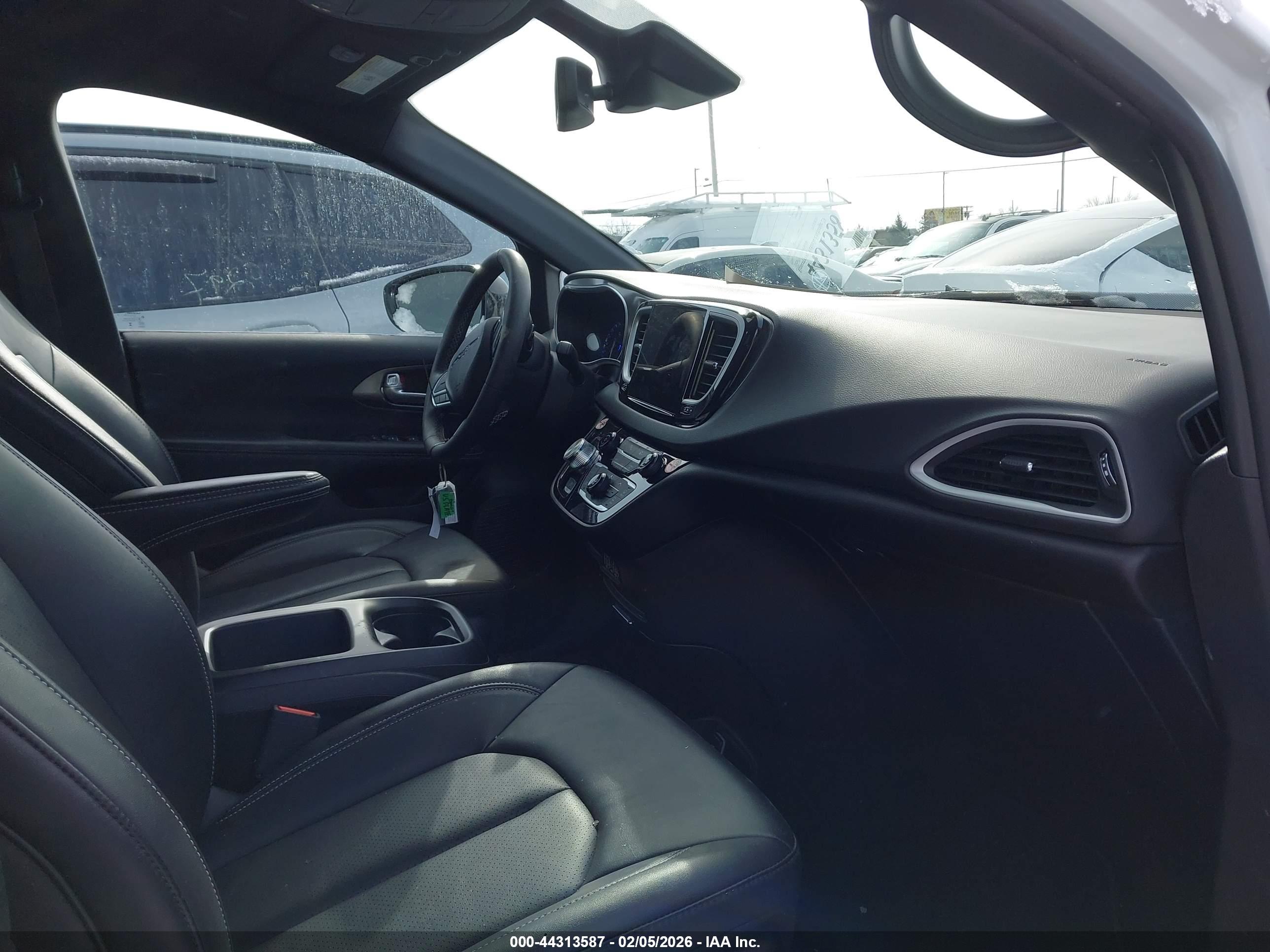 CHRYSLER PACIFICA image 5