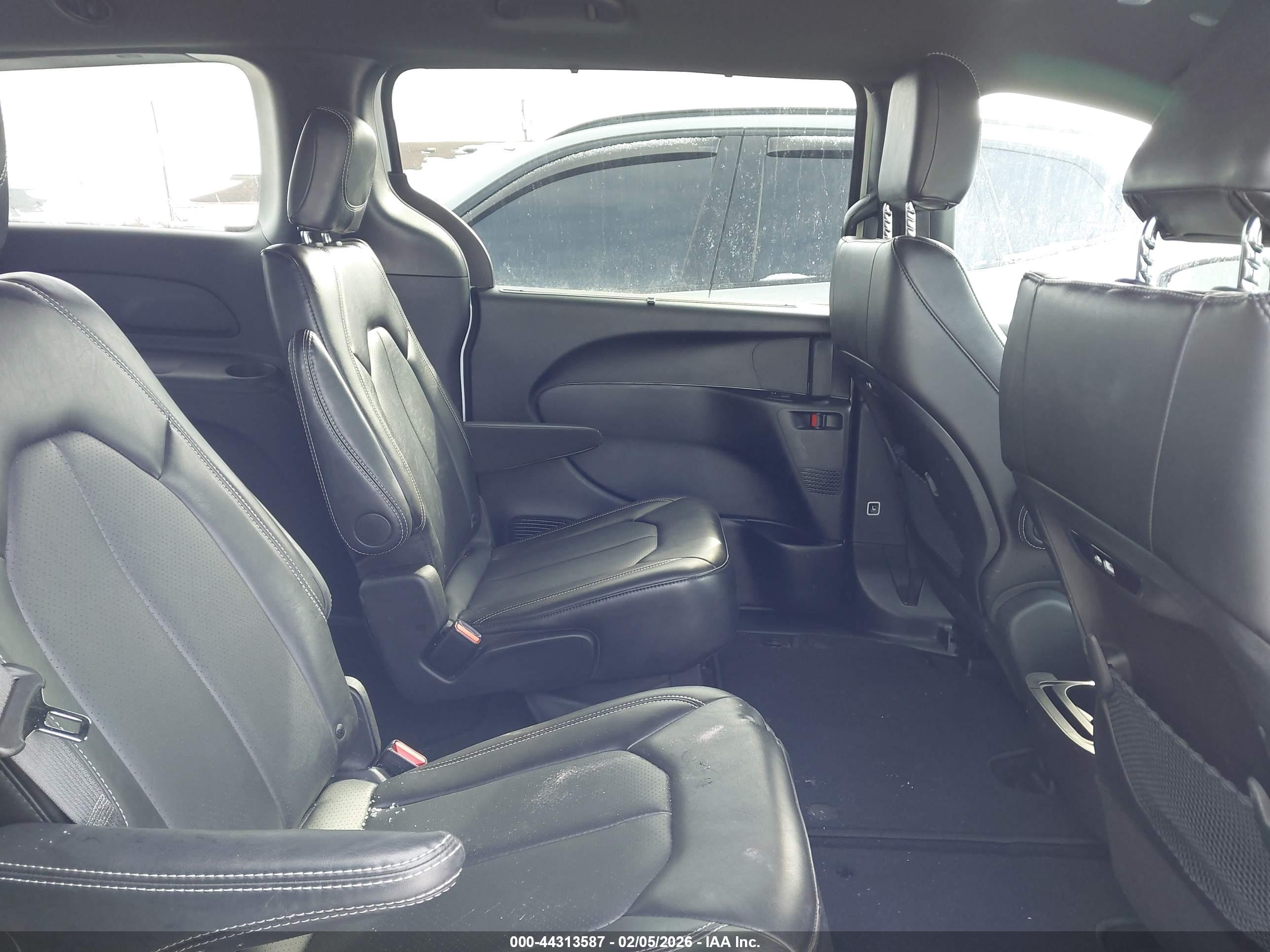 CHRYSLER PACIFICA image 8