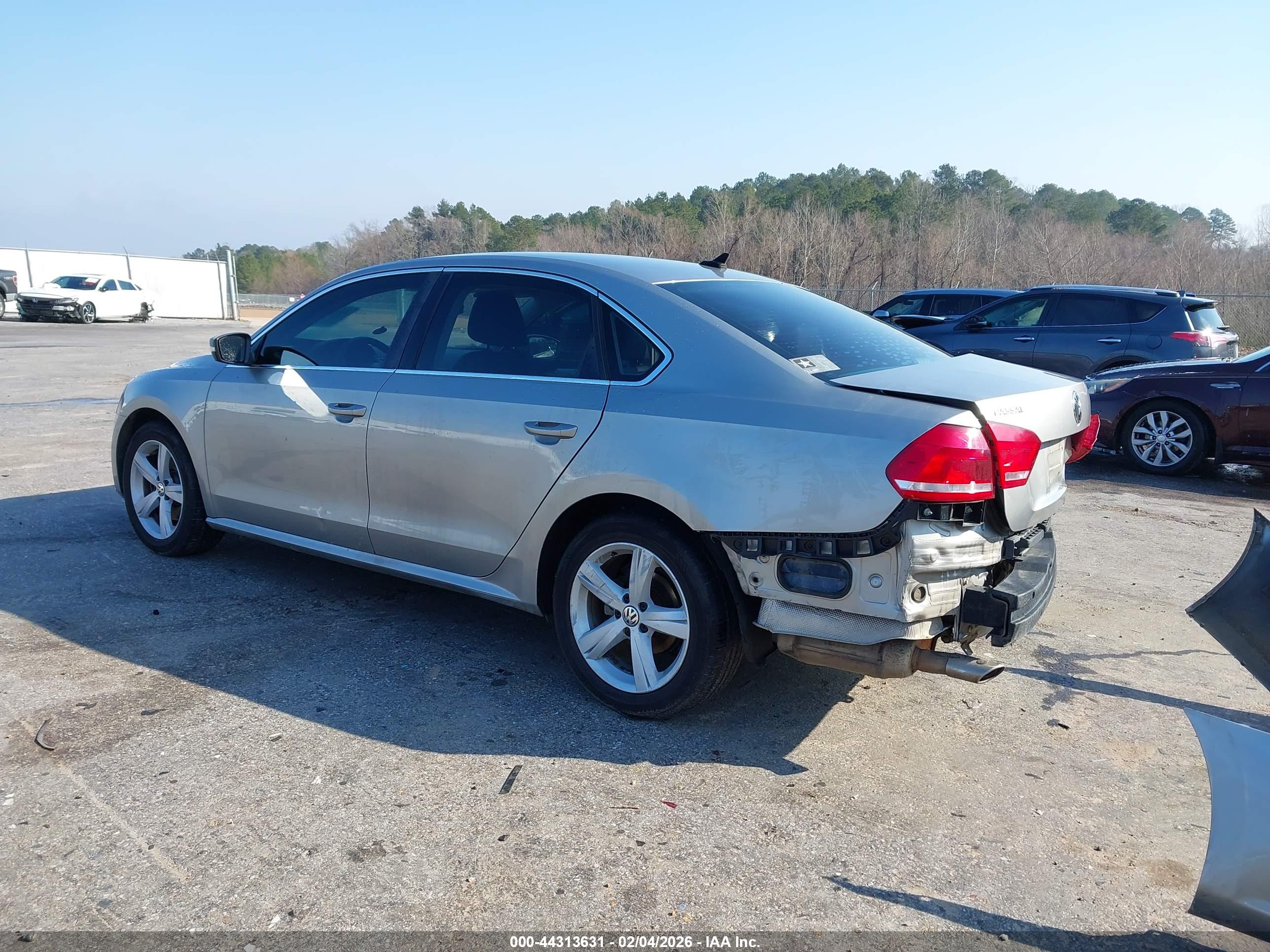 VOLKSWAGEN PASSAT image 3