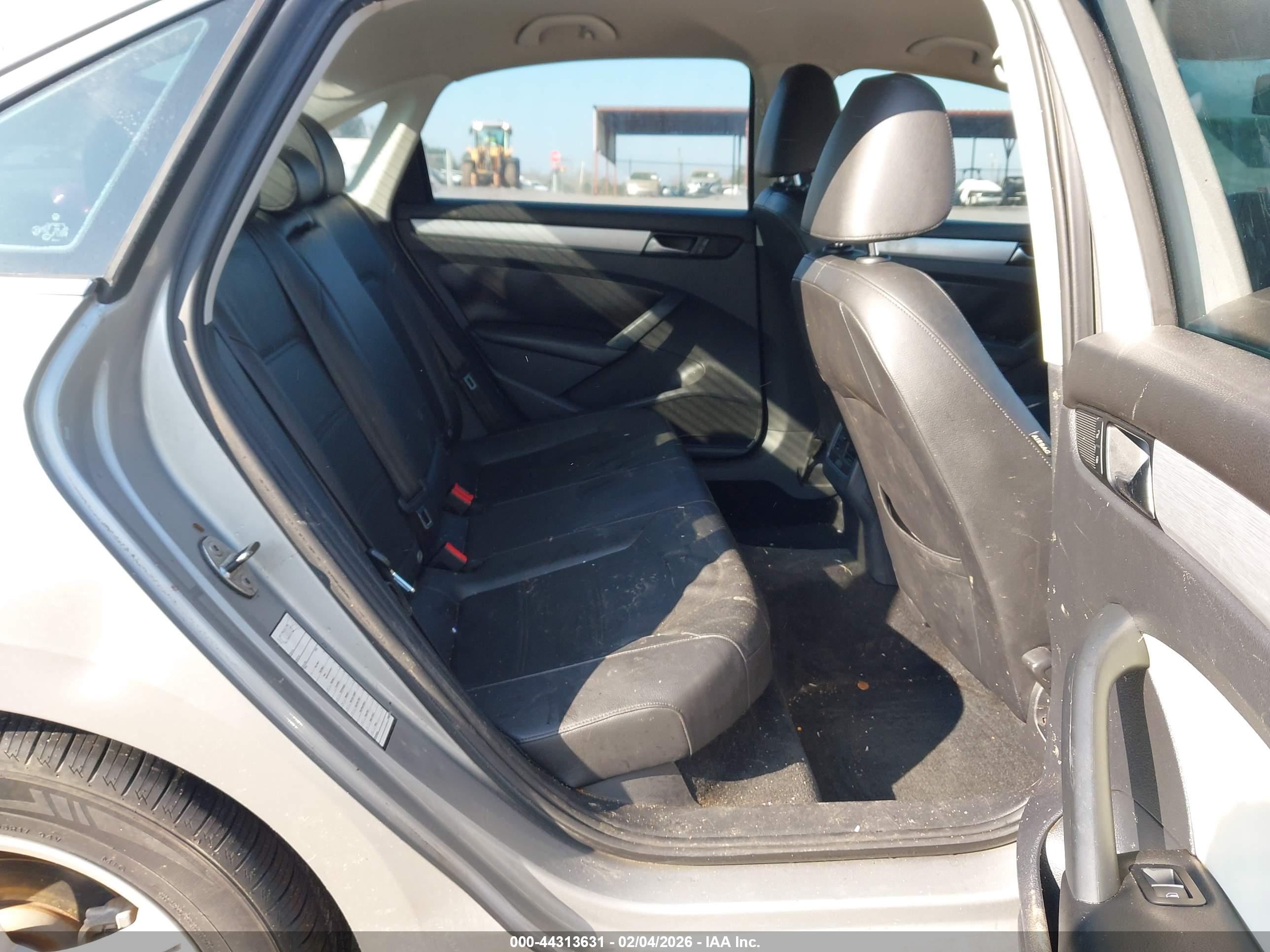VOLKSWAGEN PASSAT image 8