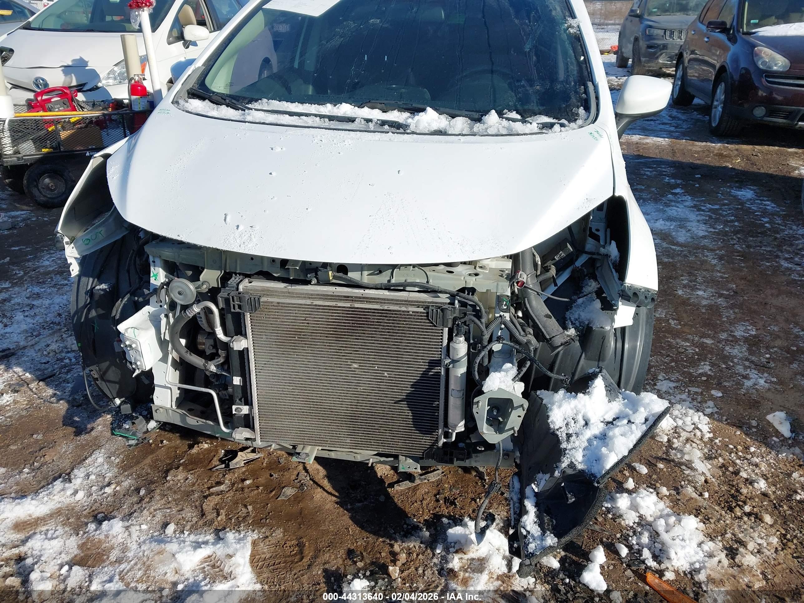 NISSAN VERSA image 6