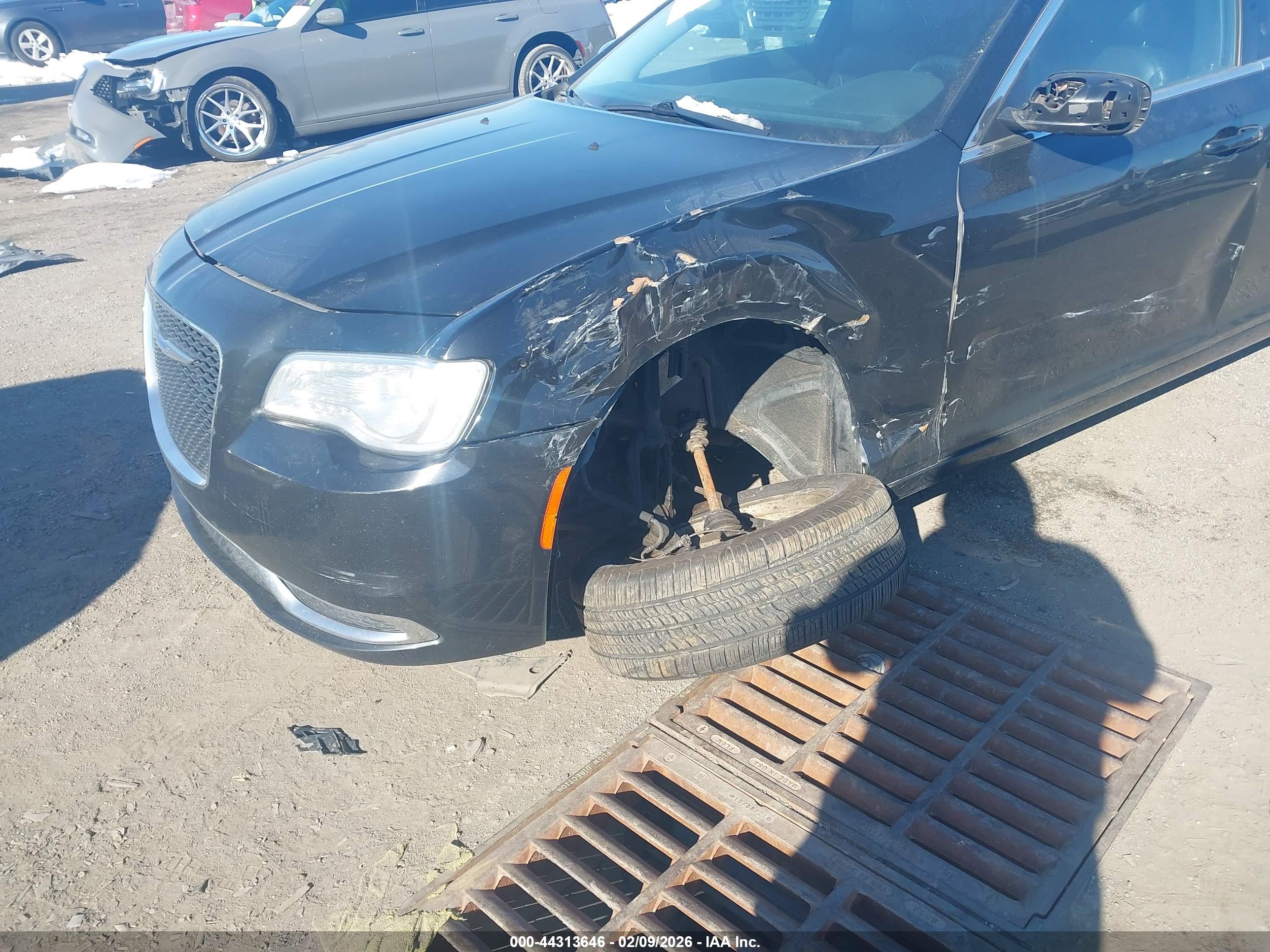CHRYSLER 300 image 6