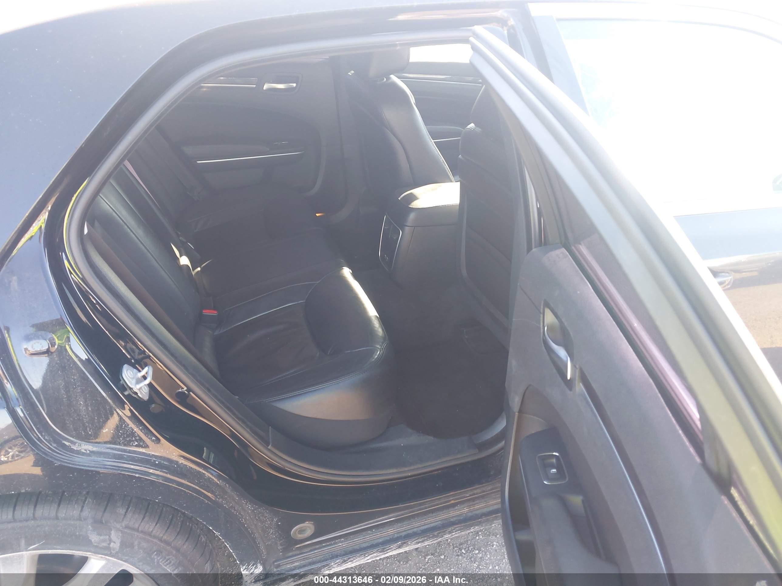 CHRYSLER 300 image 8