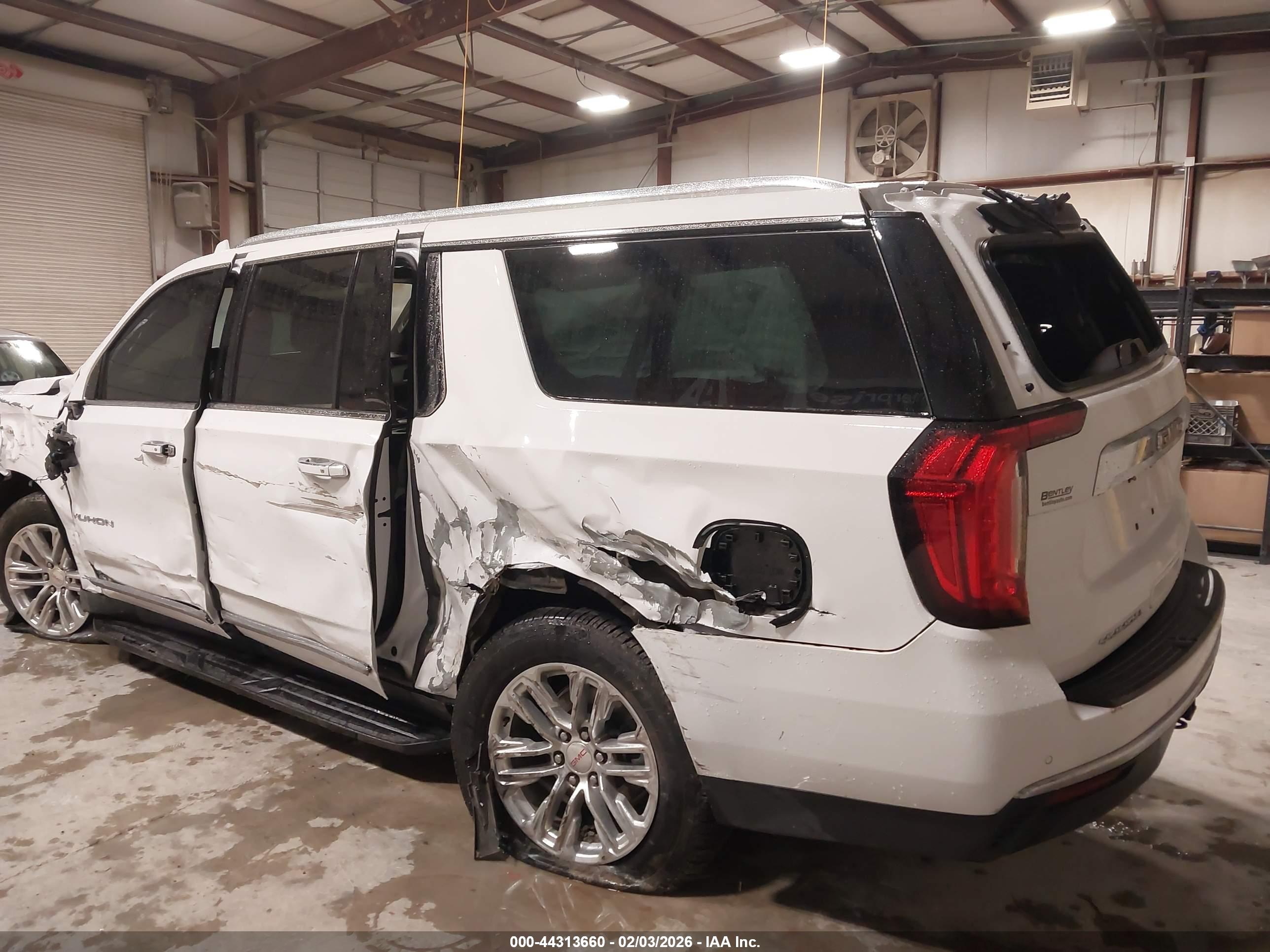 GMC YUKON image 6