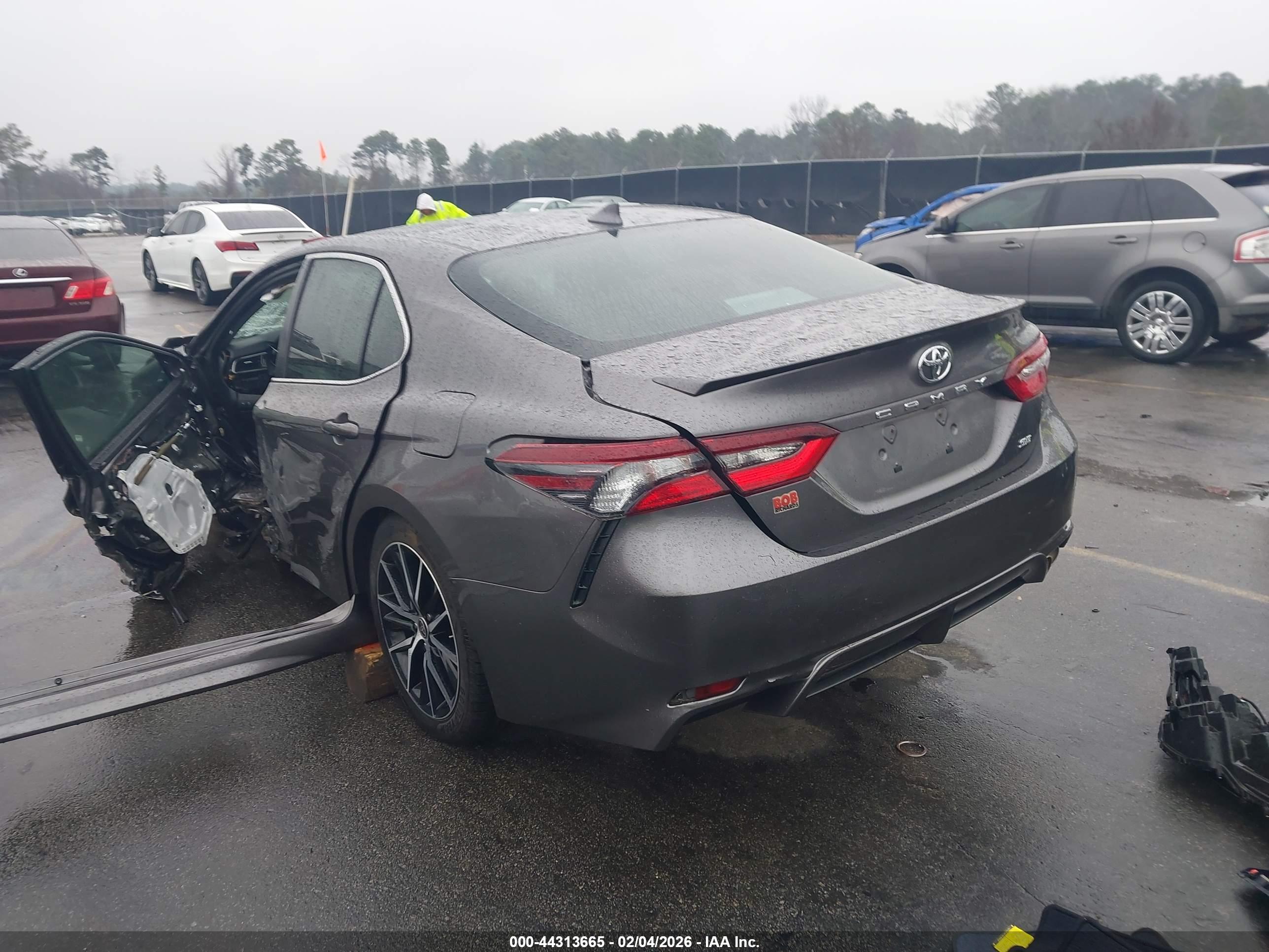TOYOTA CAMRY image 3