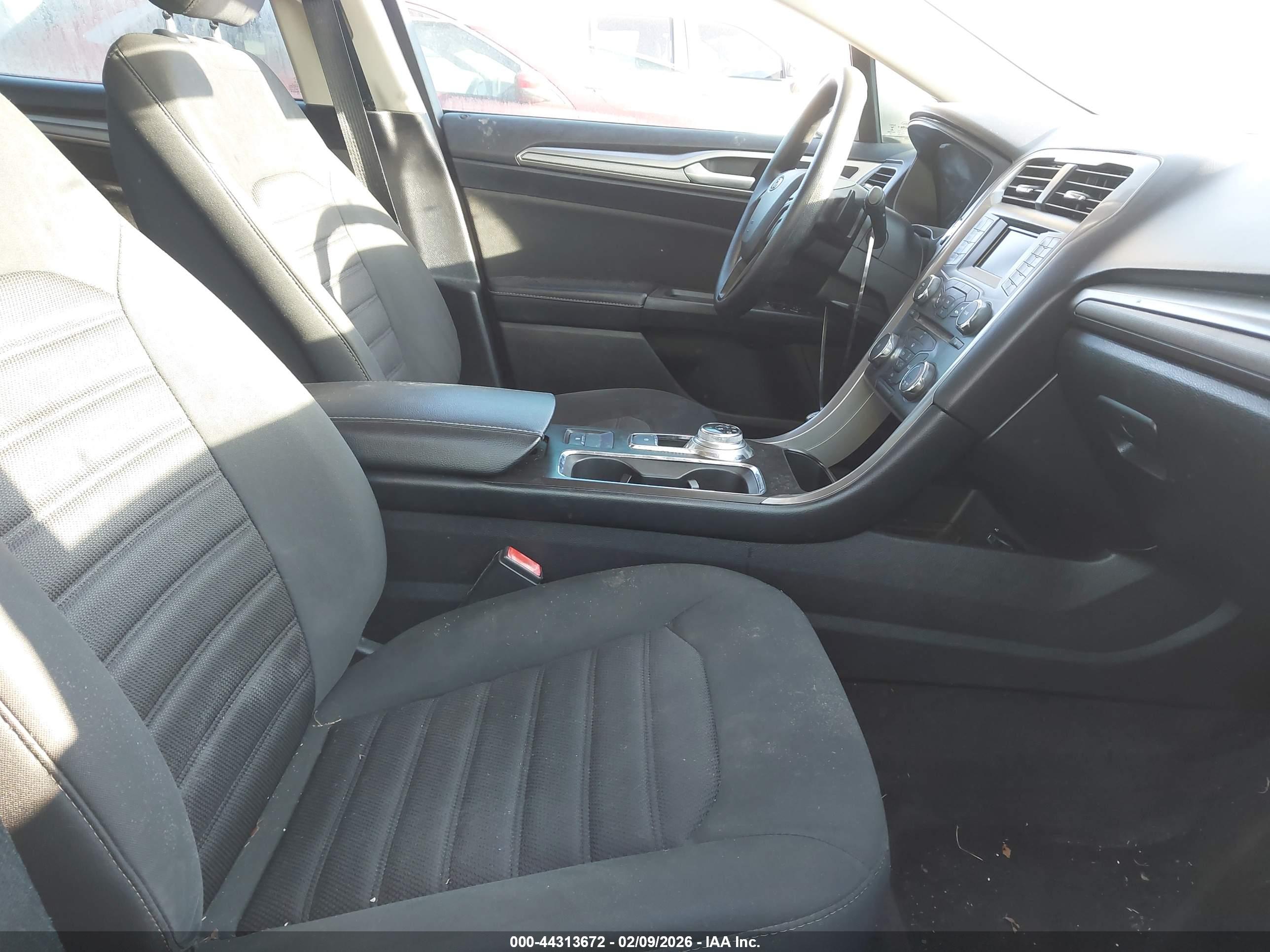 FORD FUSION image 5