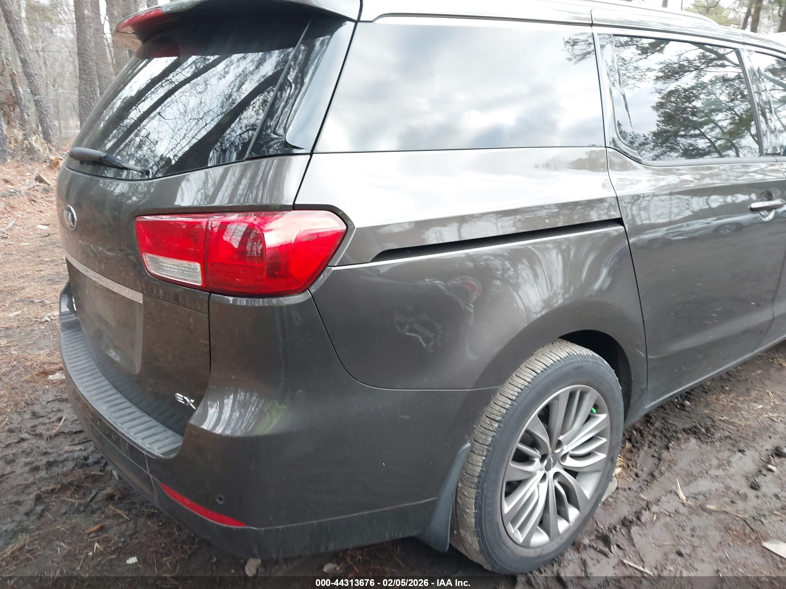 KIA SEDONA image 6