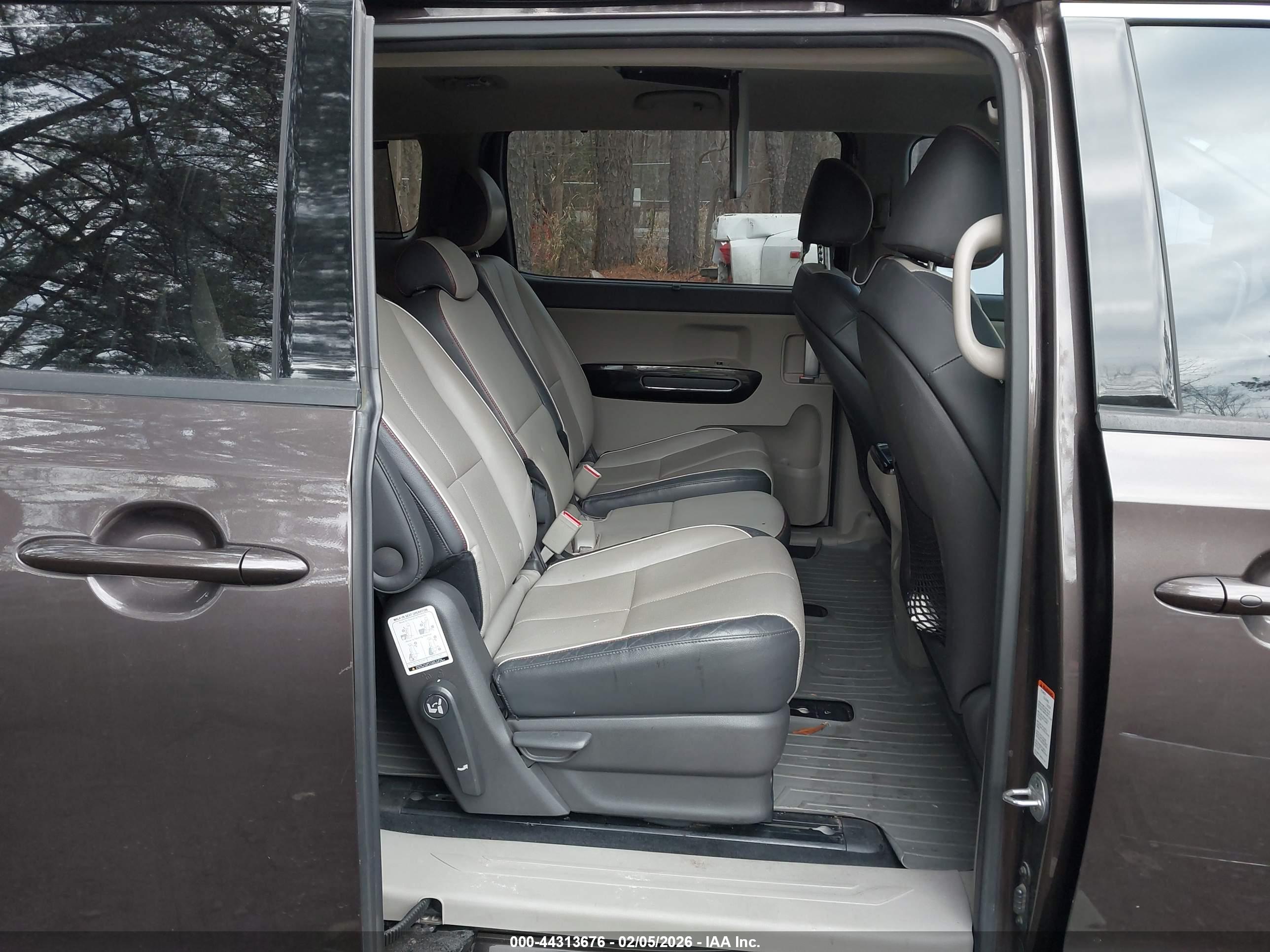 KIA SEDONA image 8