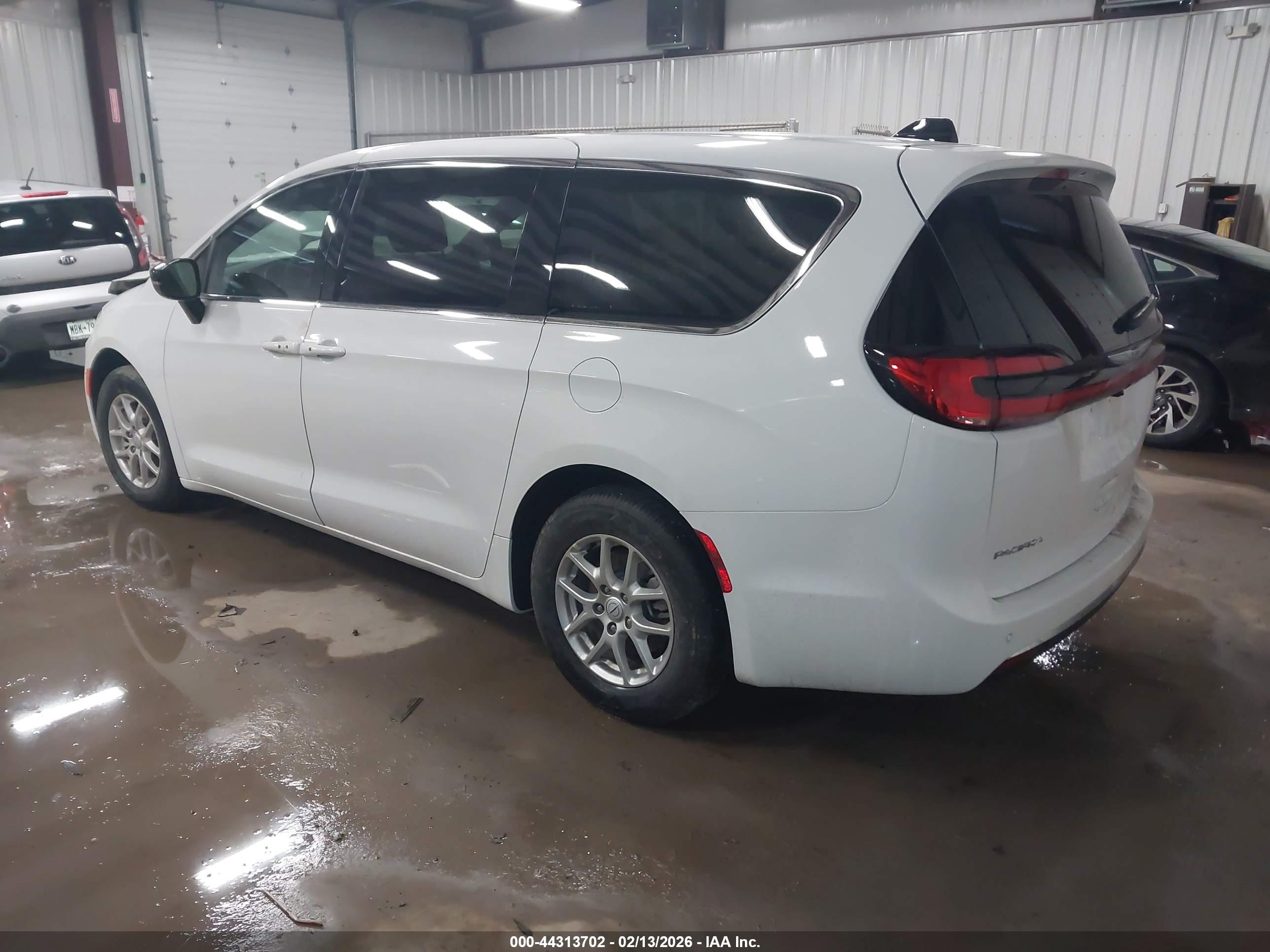 CHRYSLER PACIFICA image 3