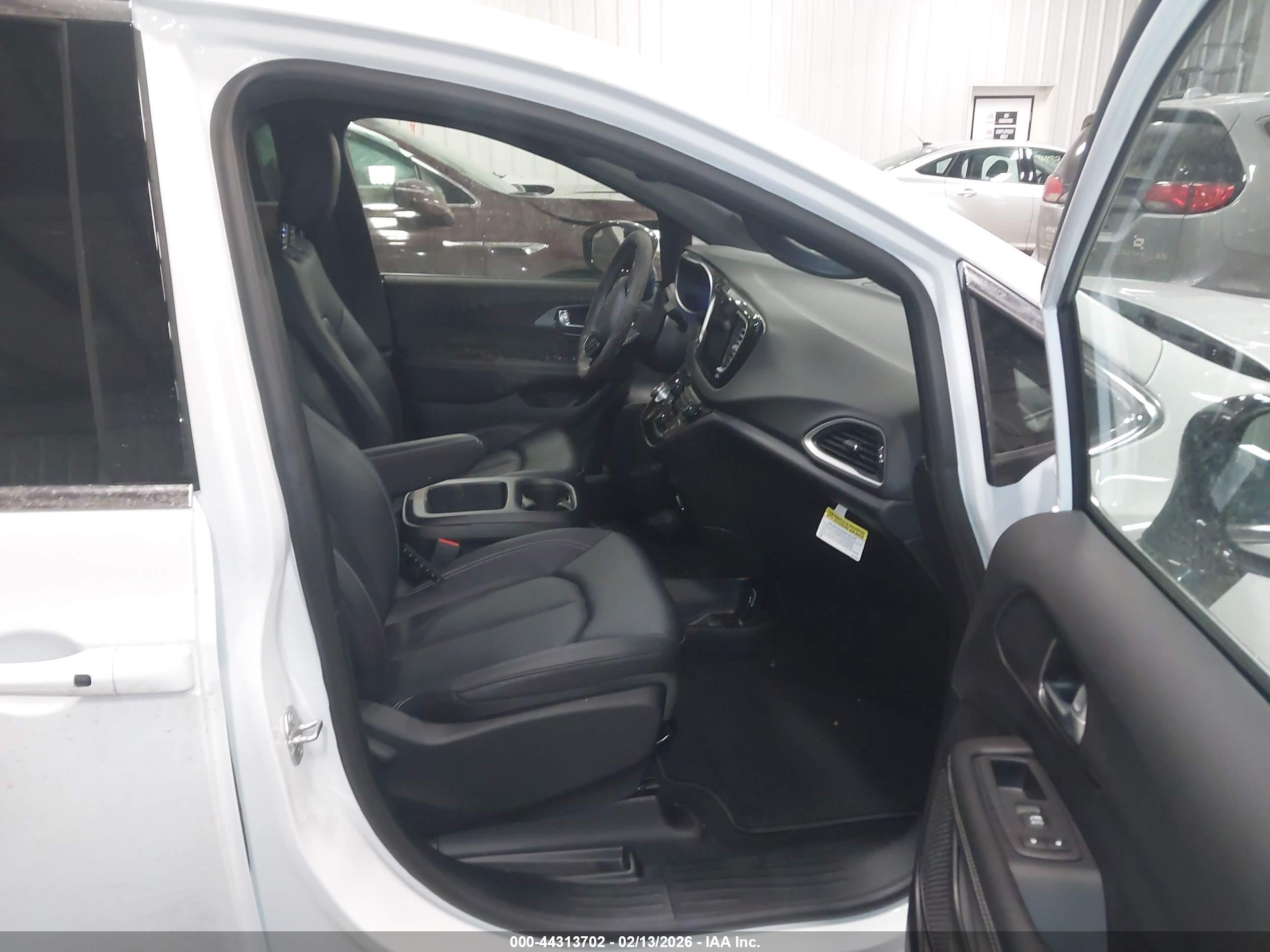 CHRYSLER PACIFICA image 5