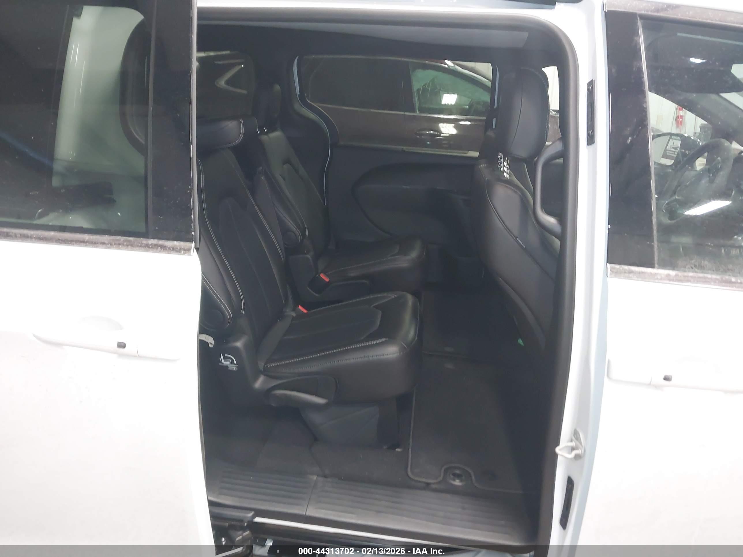 CHRYSLER PACIFICA image 8
