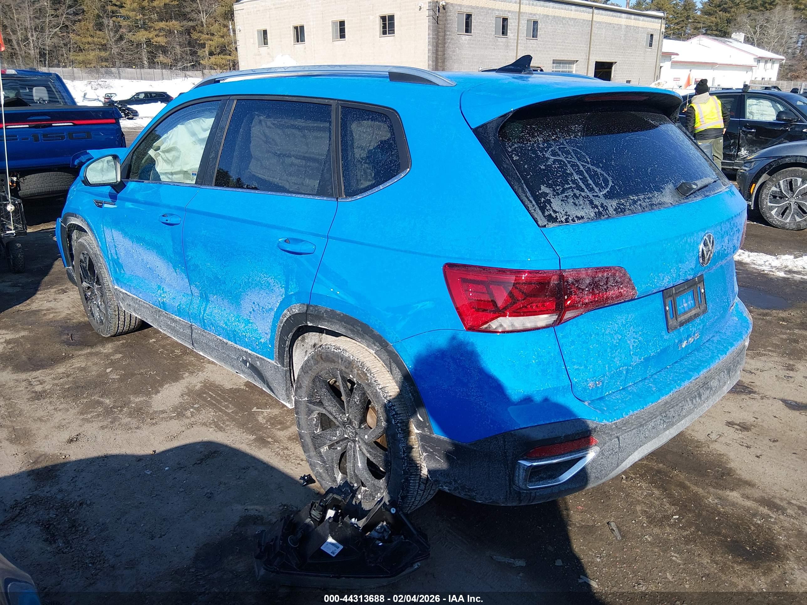 VOLKSWAGEN TAOS image 3