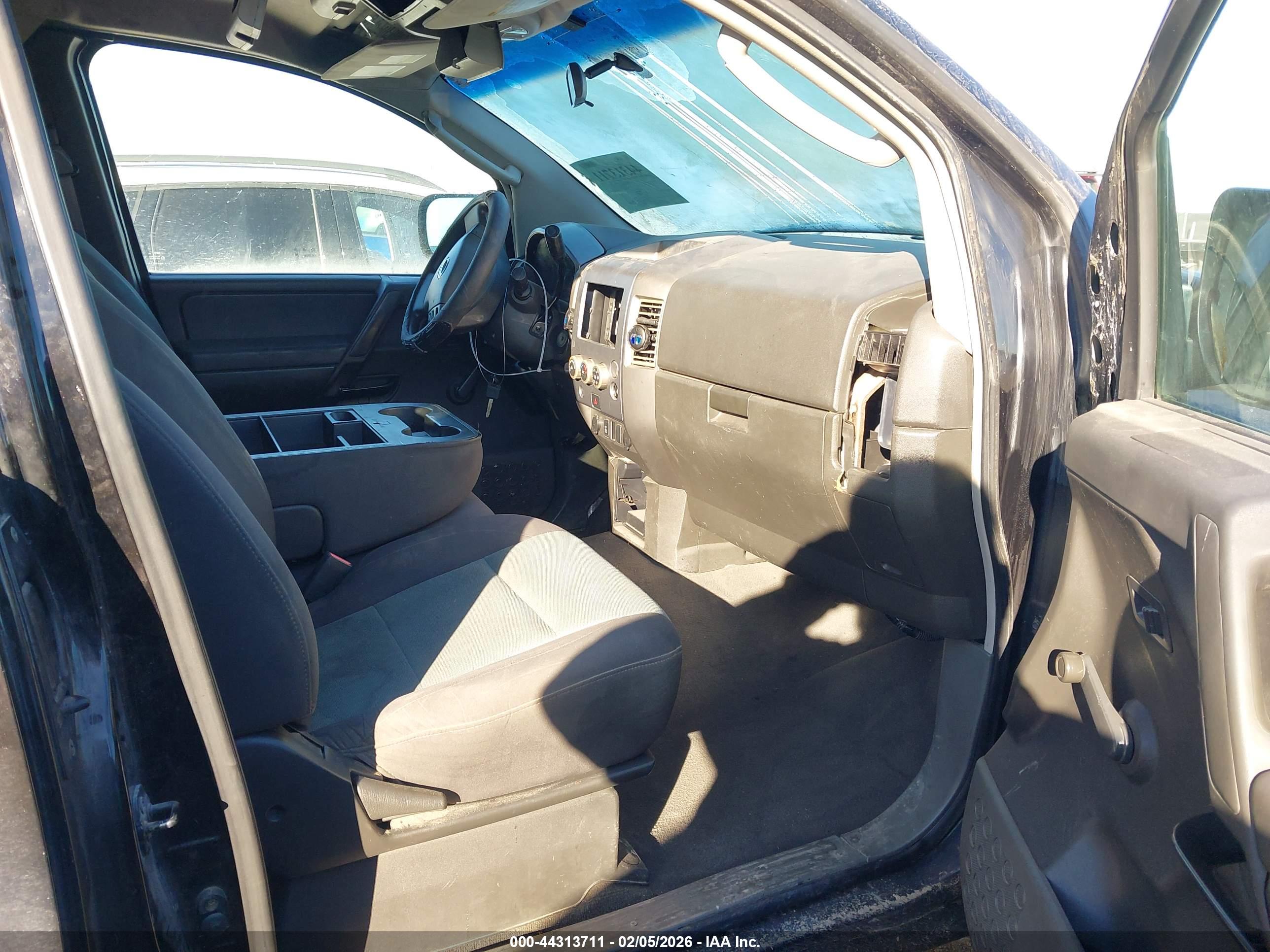 NISSAN TITAN image 5