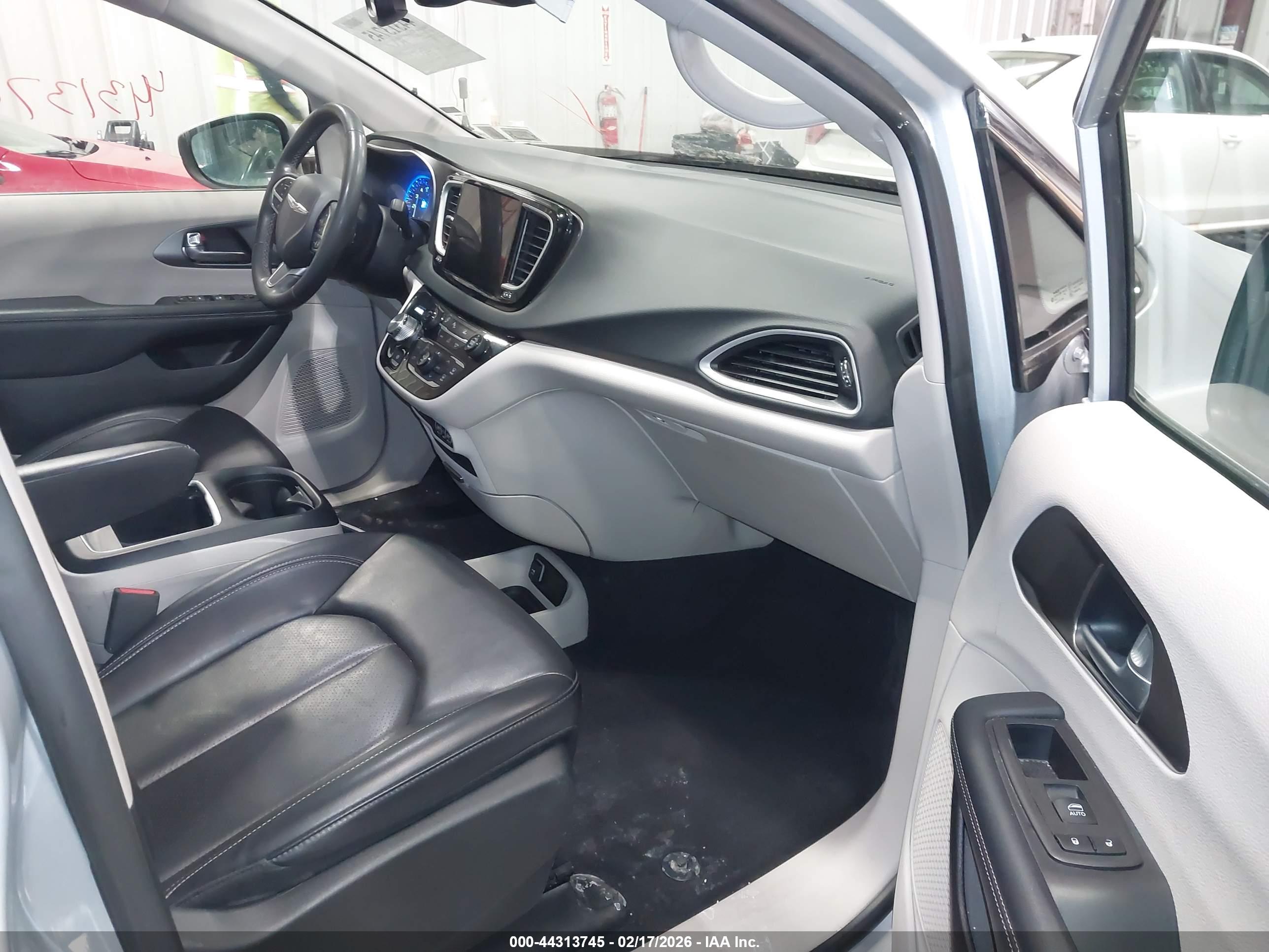 CHRYSLER PACIFICA image 5