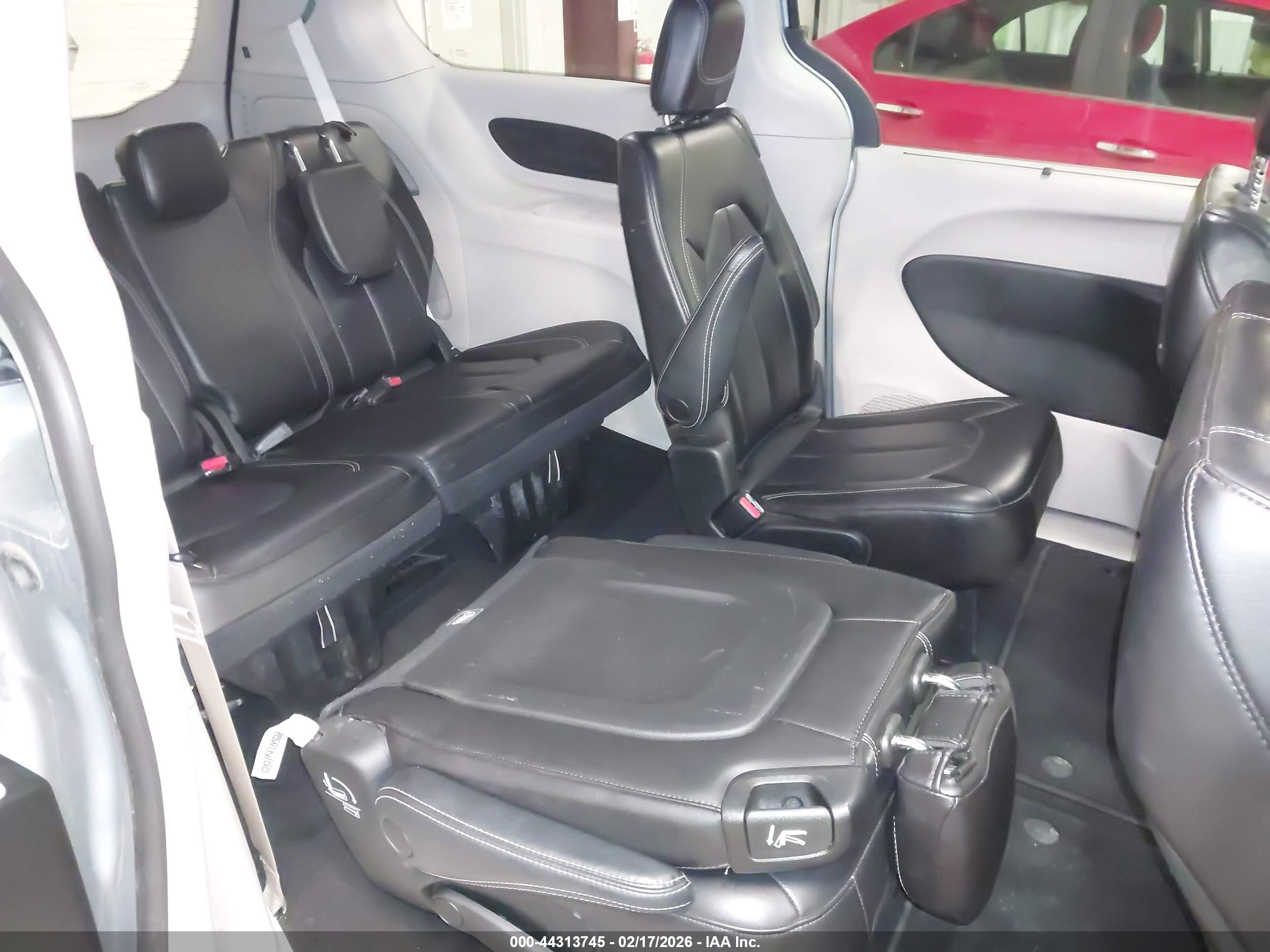 CHRYSLER PACIFICA image 8