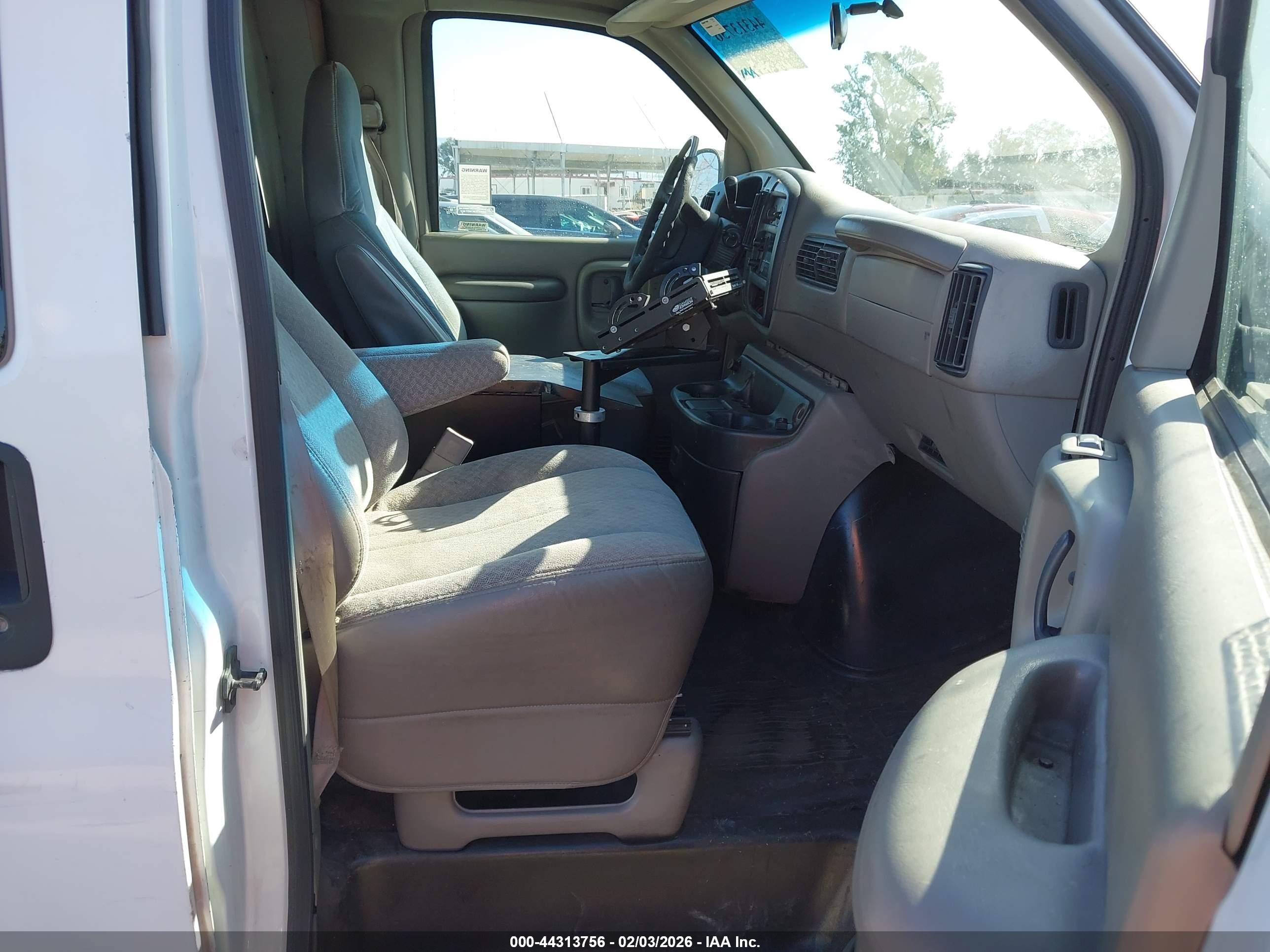 GMC SAVANA image 5