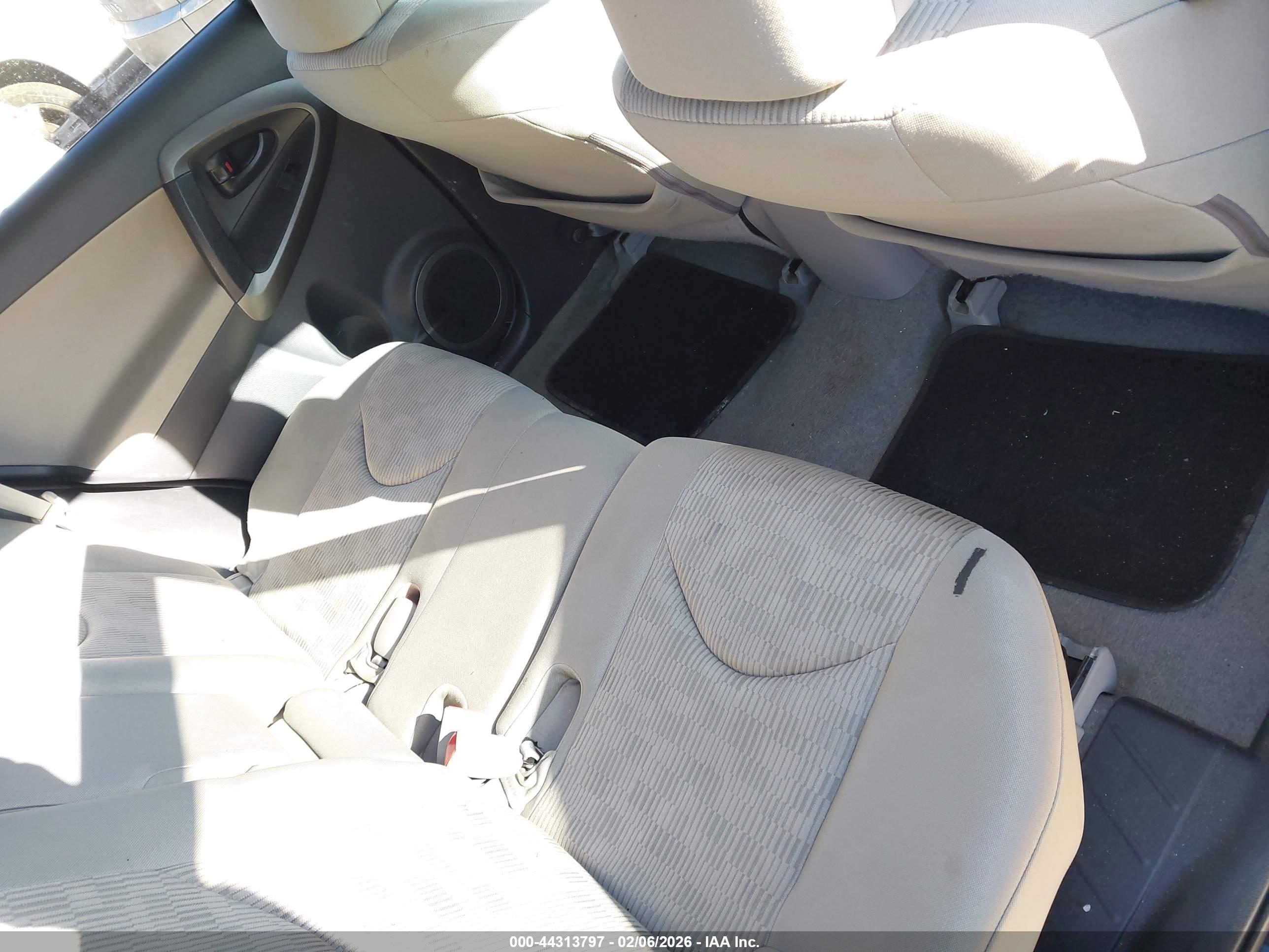 TOYOTA RAV4 image 8