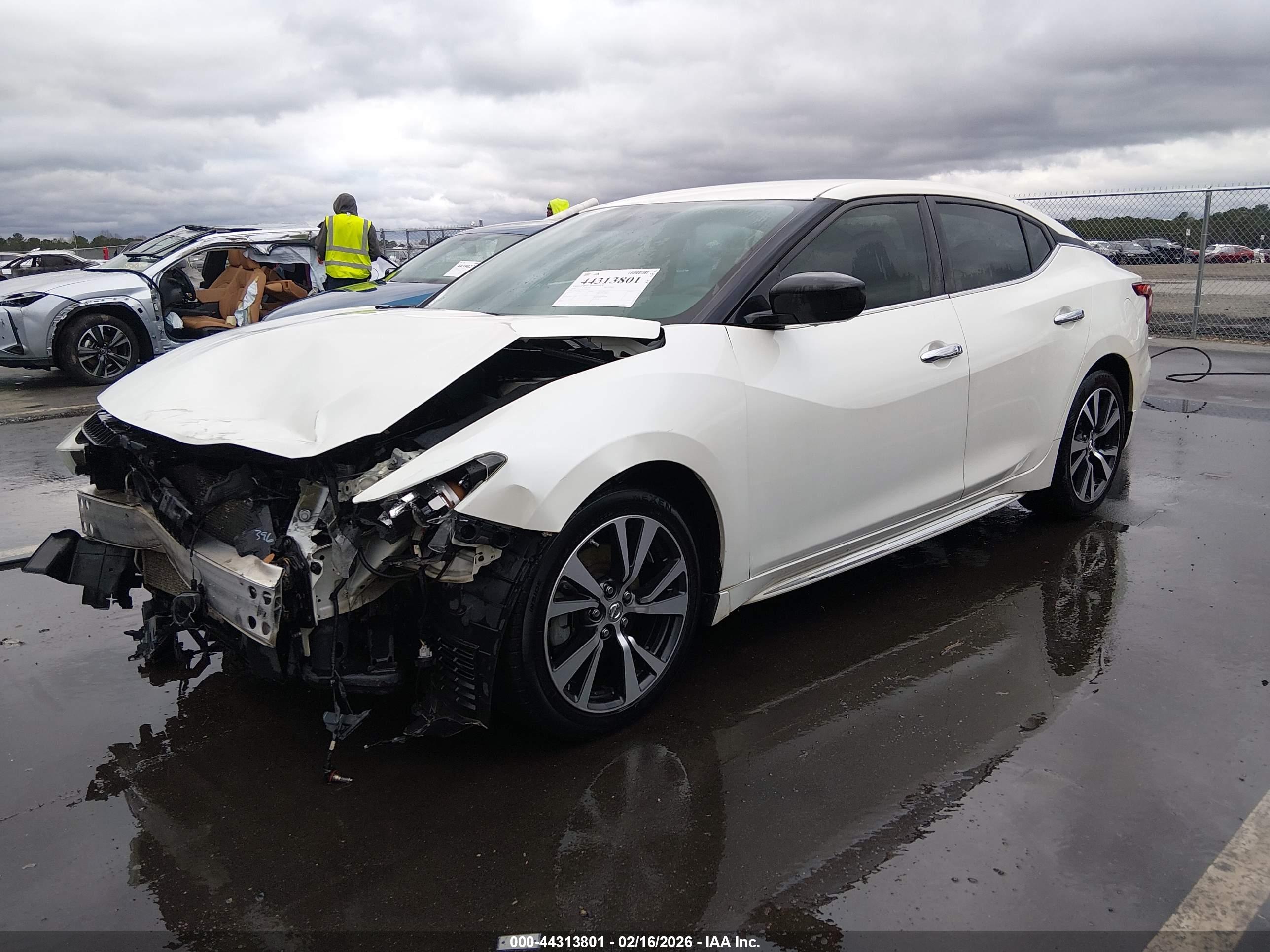 NISSAN MAXIMA image 2
