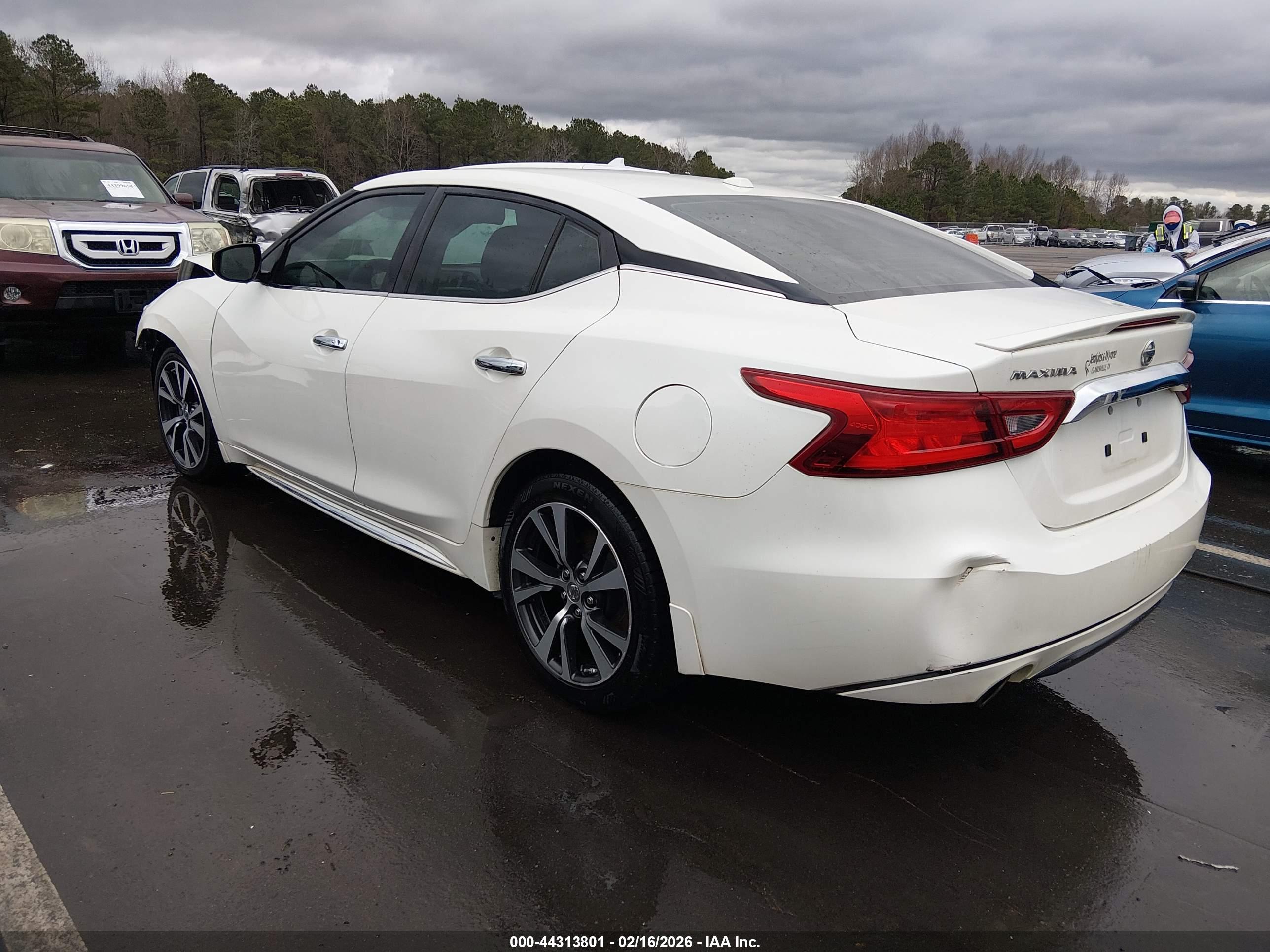 NISSAN MAXIMA image 3