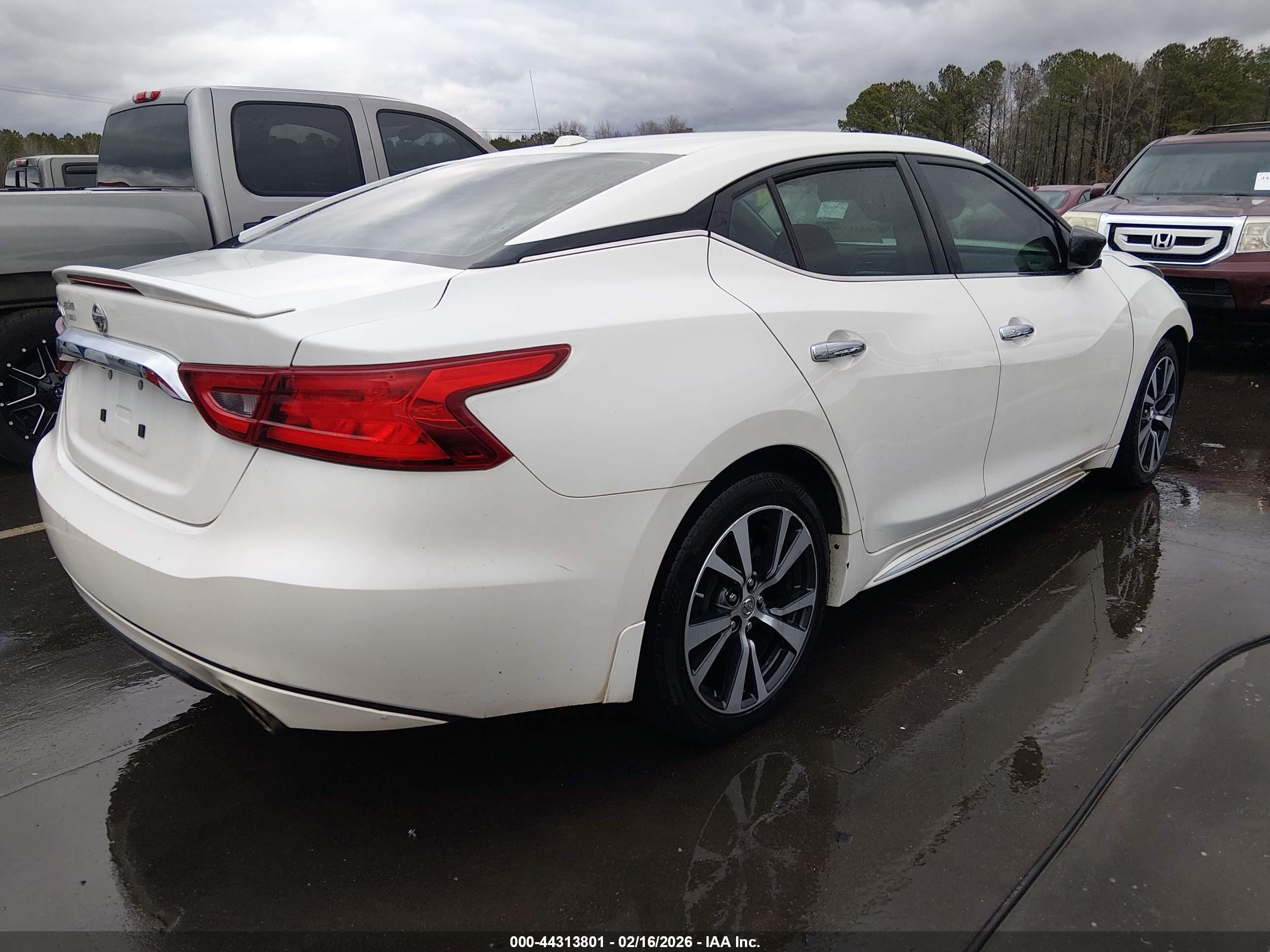 NISSAN MAXIMA image 4