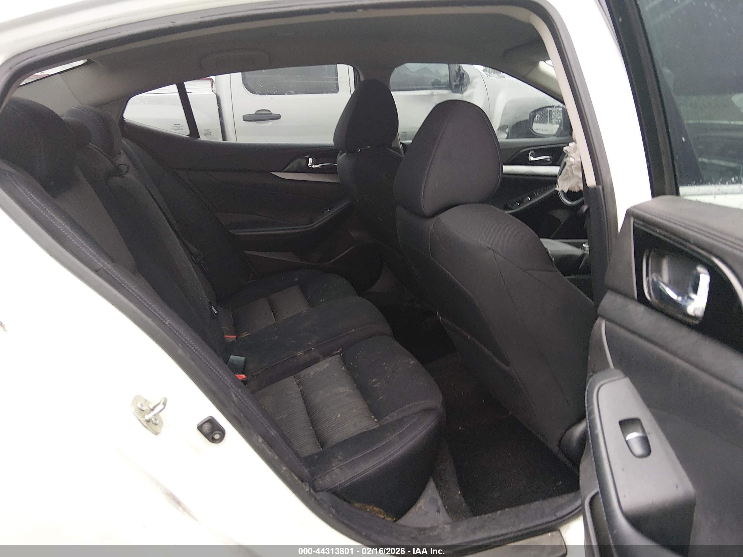 NISSAN MAXIMA image 8