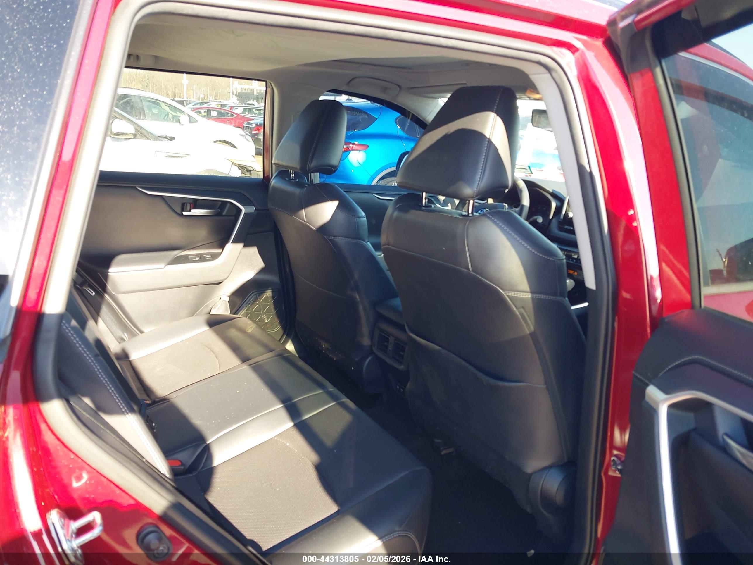 TOYOTA RAV4 image 8