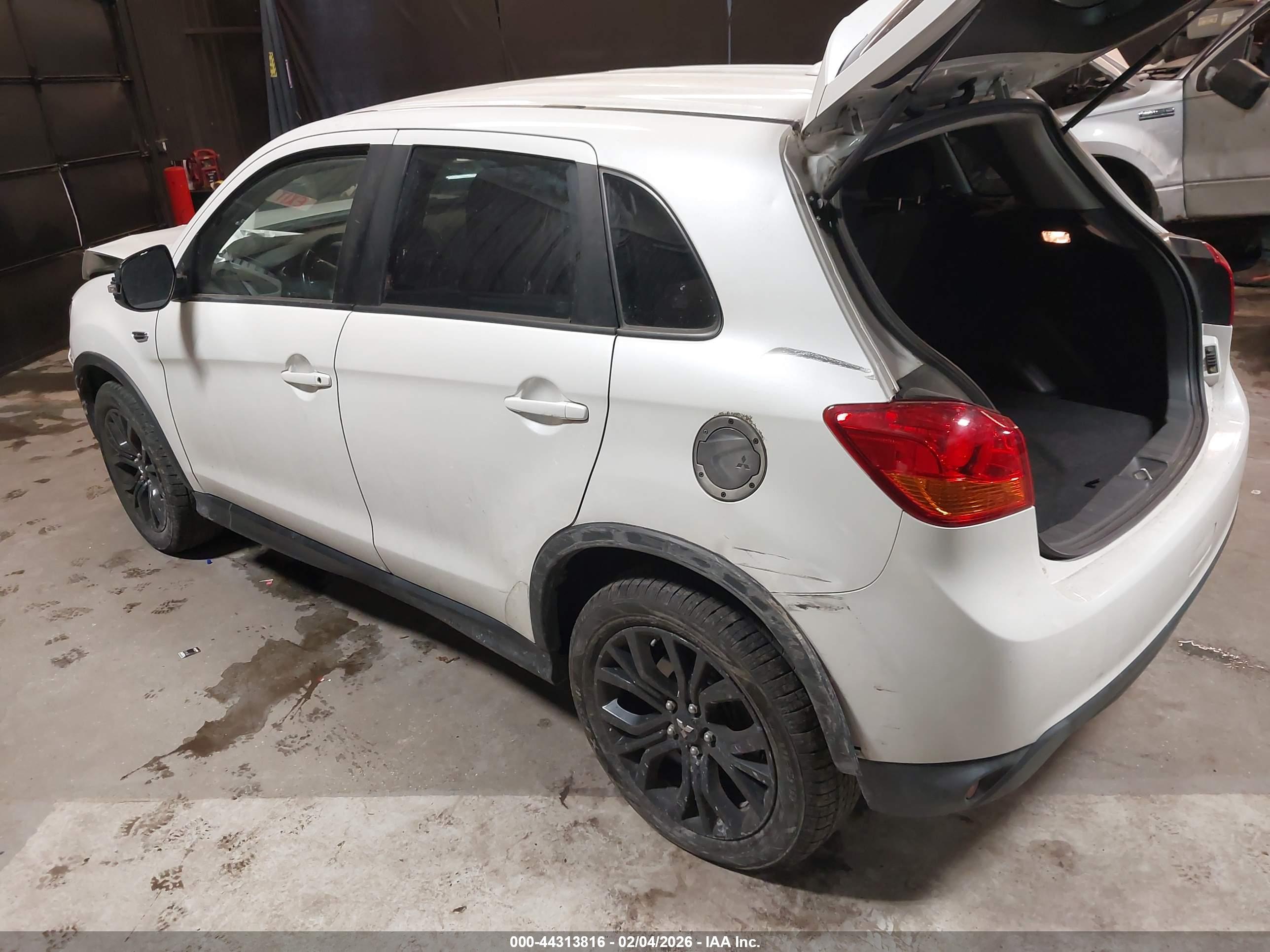 MITSUBISHI OUTLANDER image 3