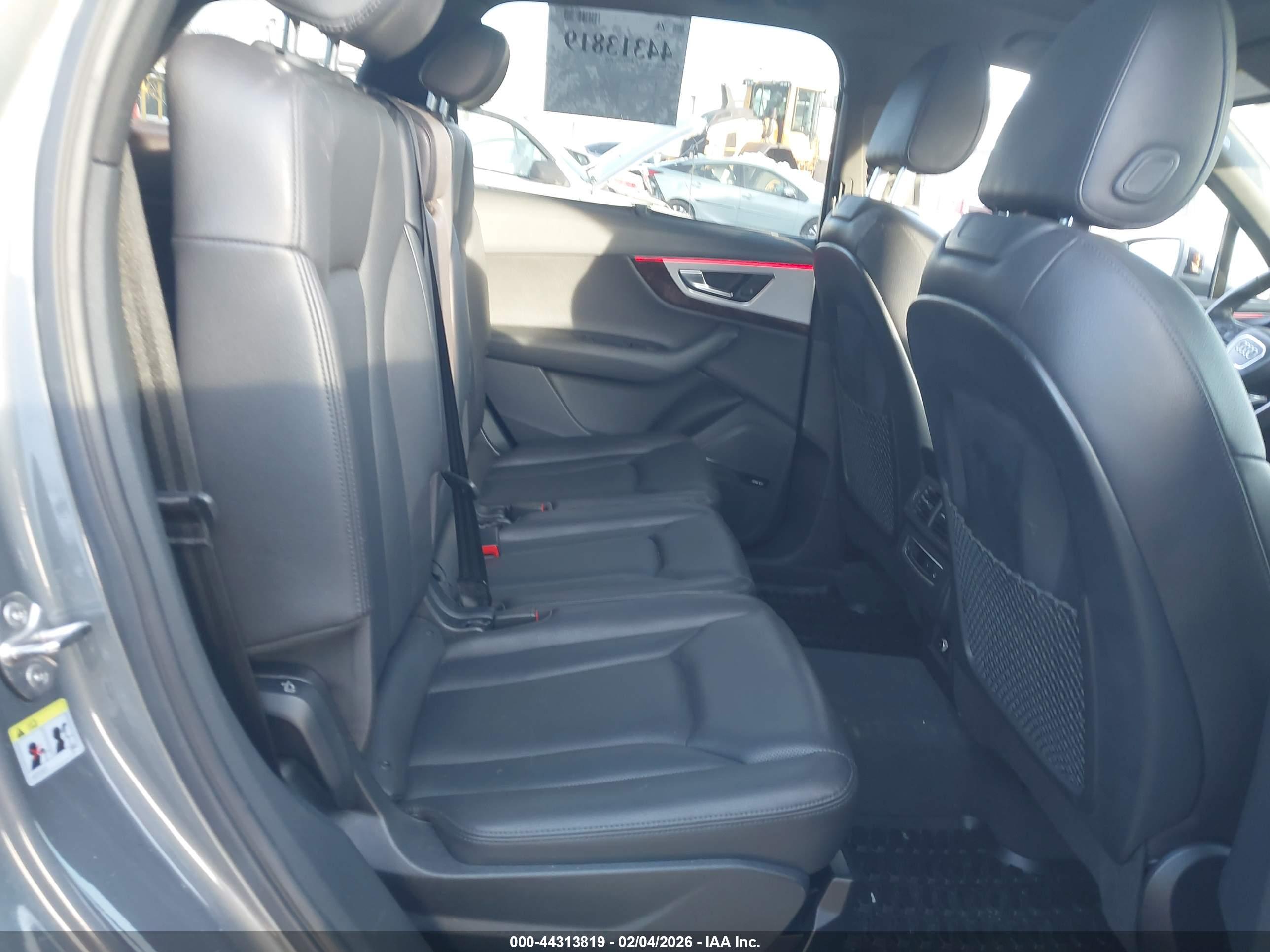 AUDI Q7 image 8