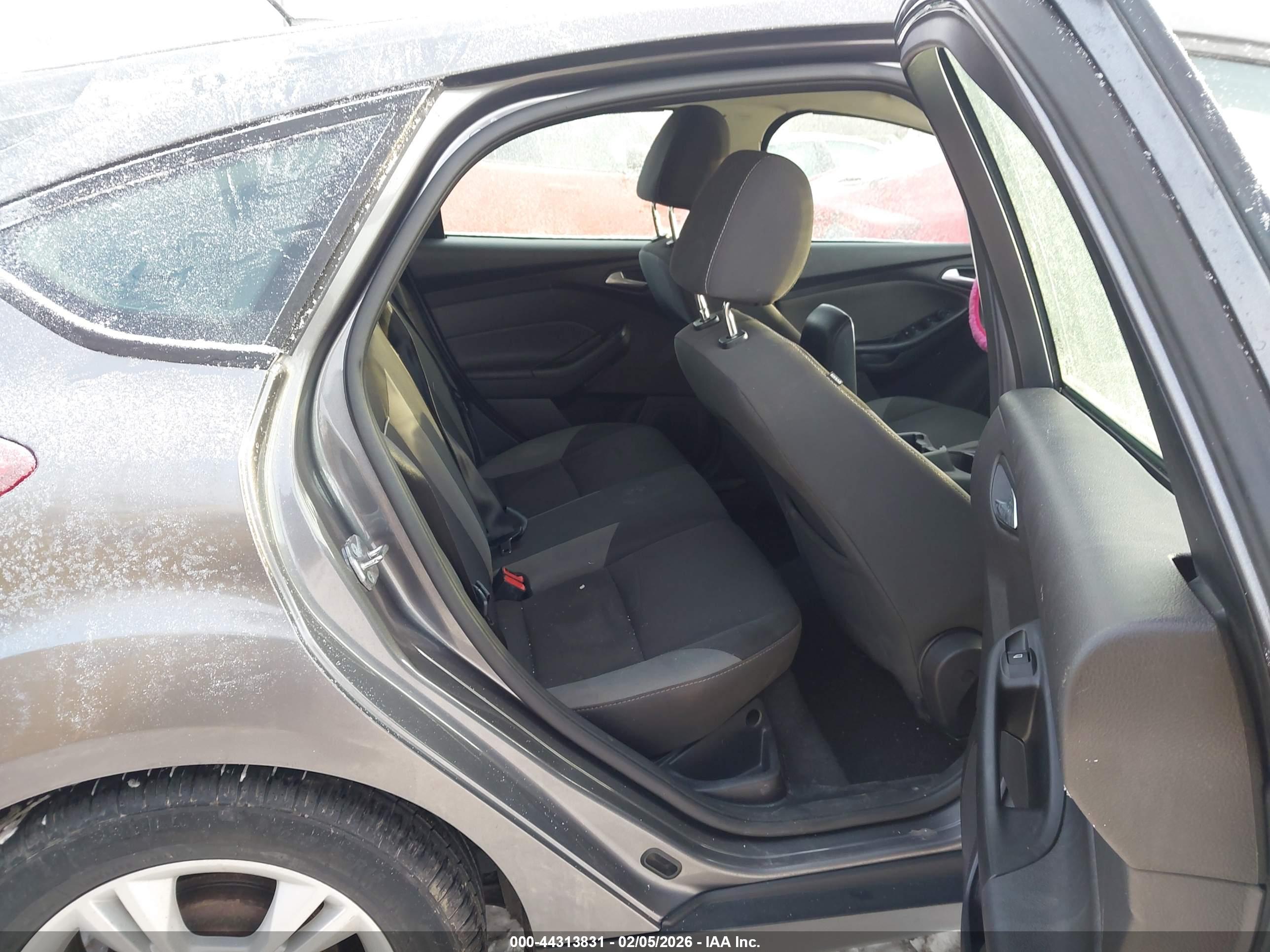 FORD FOCUS image 8