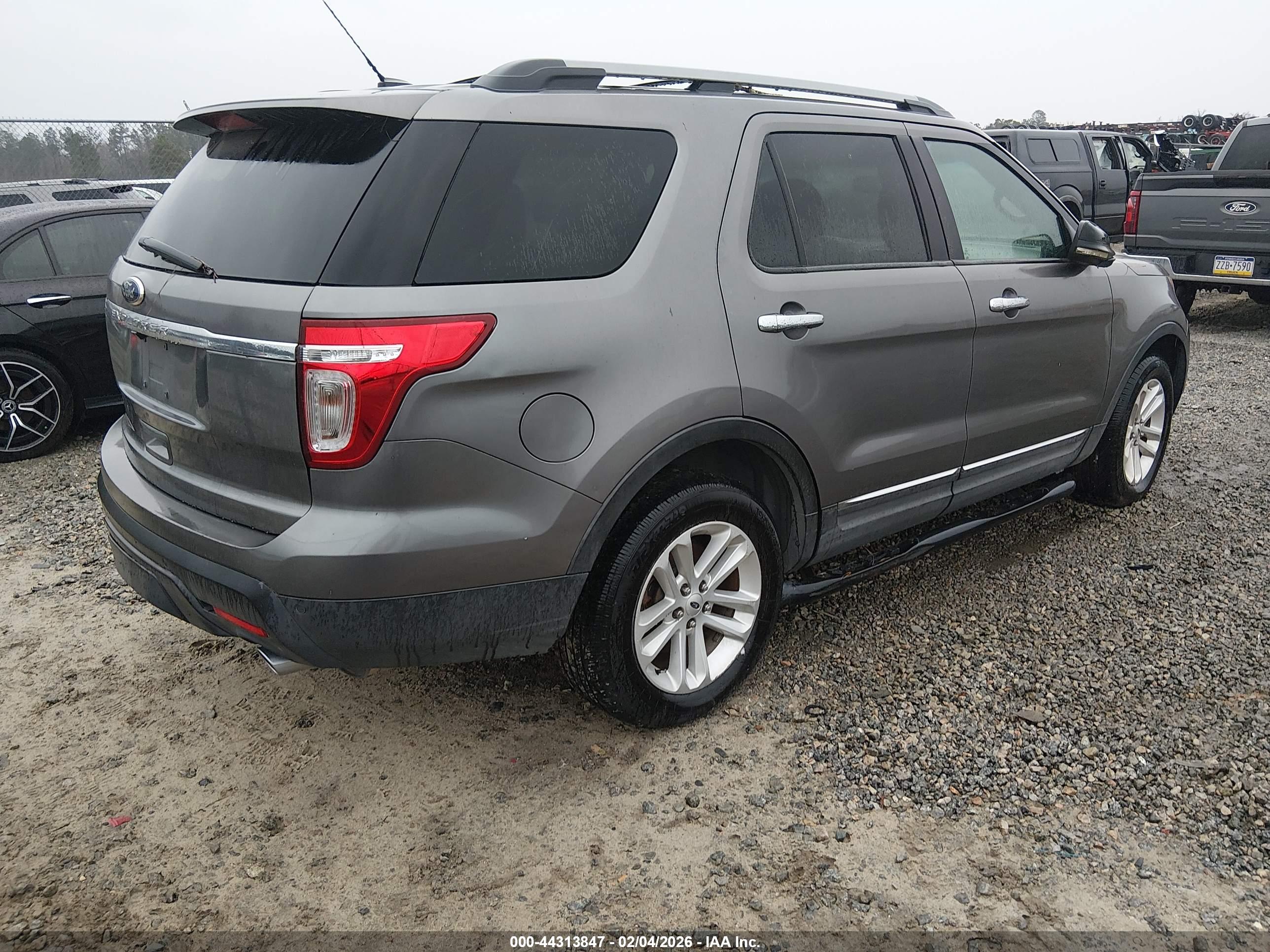 FORD EXPLORER image 4