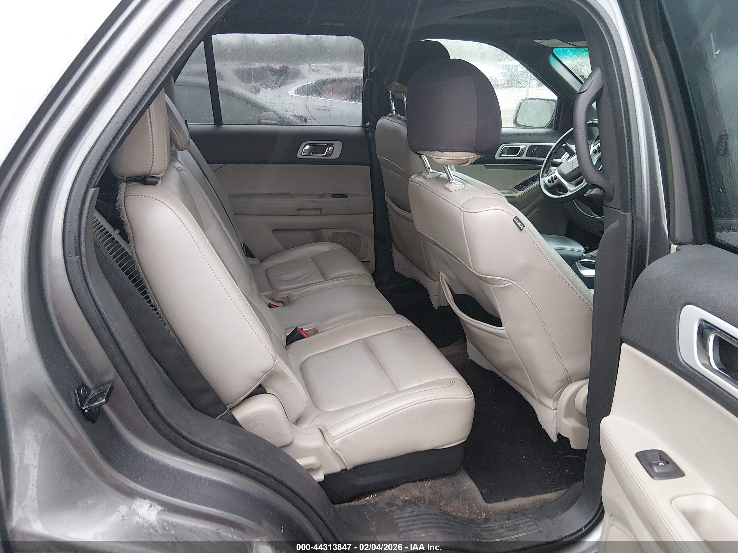 FORD EXPLORER image 8