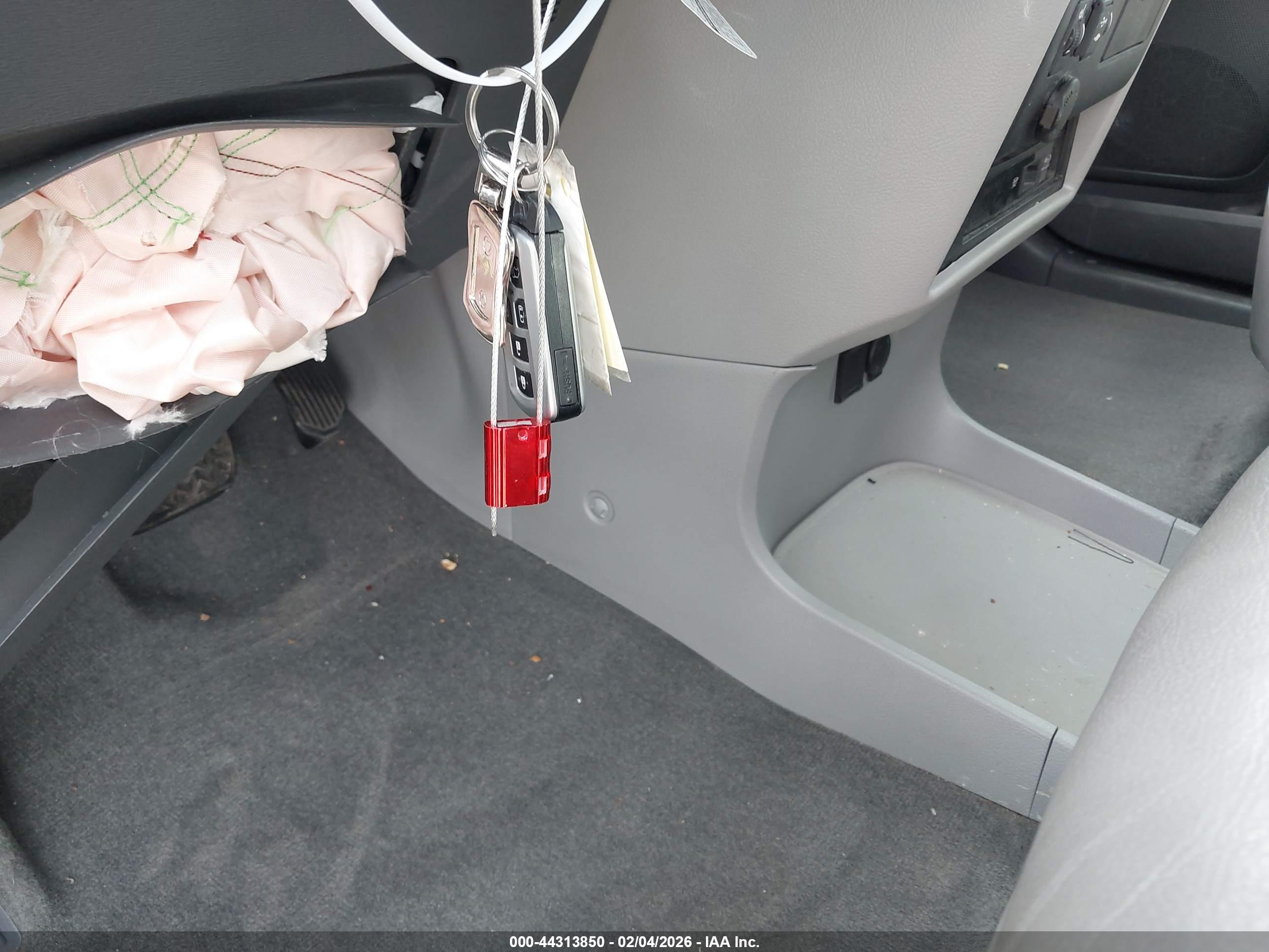 TOYOTA SIENNA image 11