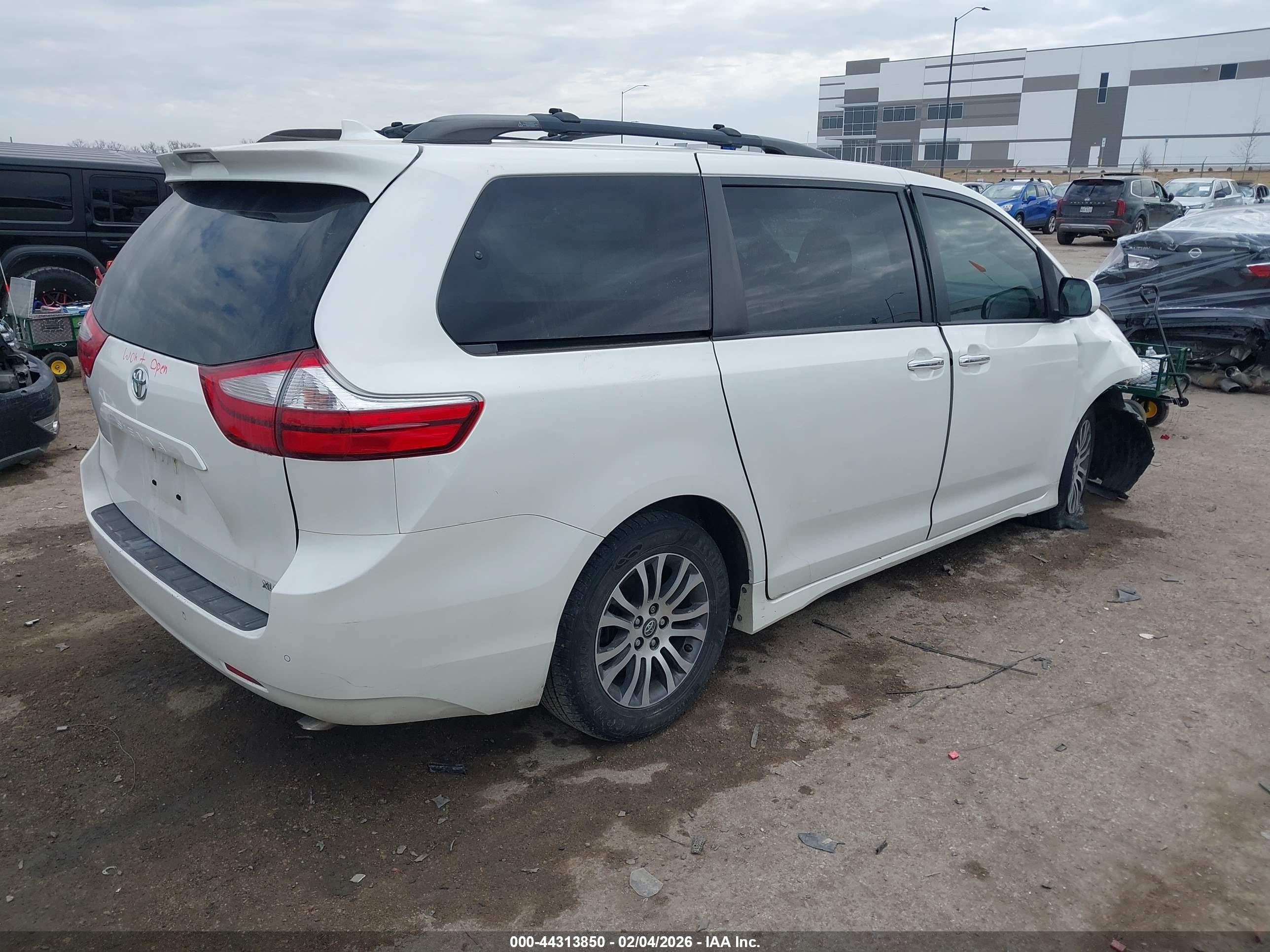 TOYOTA SIENNA image 4