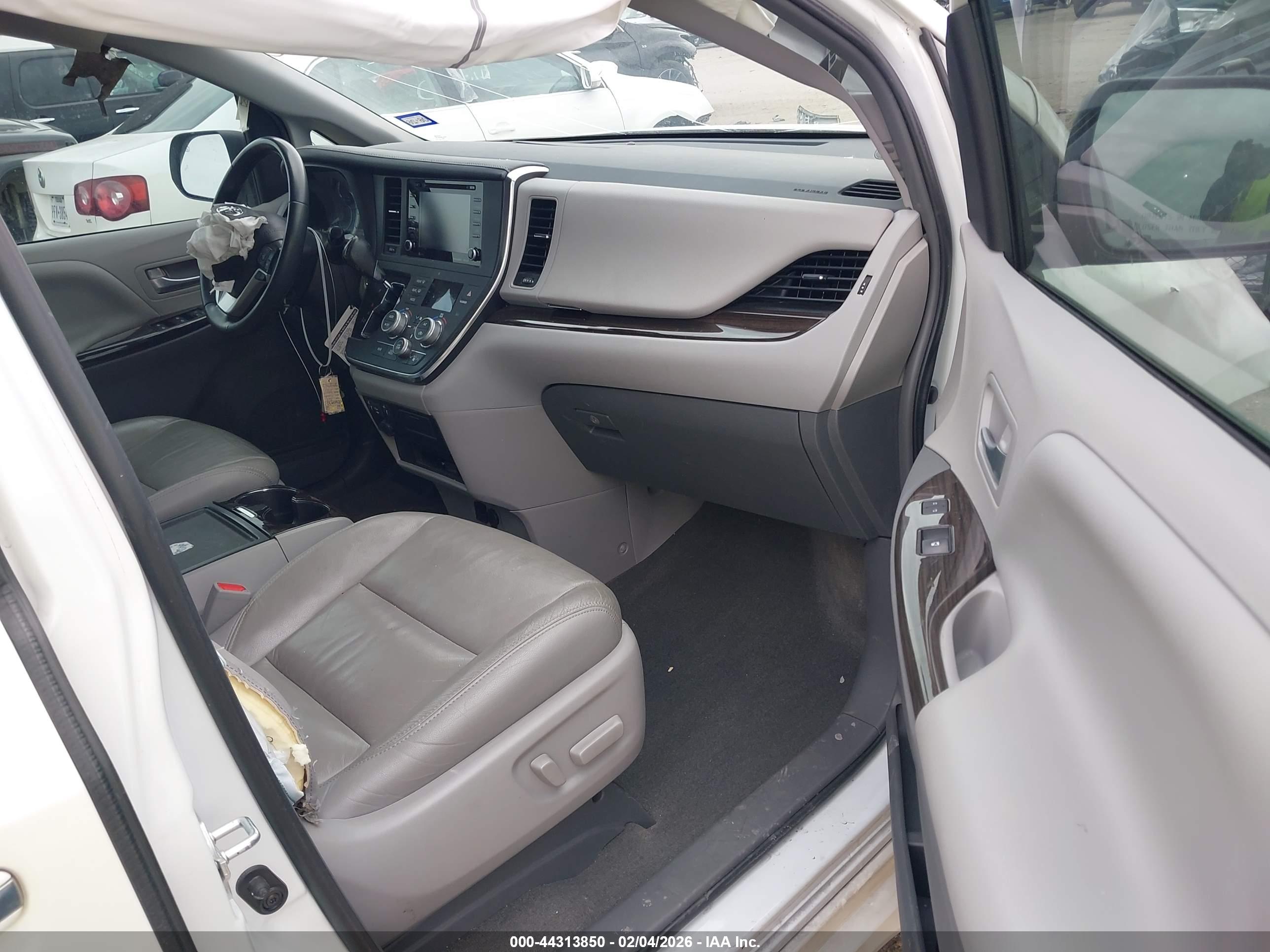TOYOTA SIENNA image 5