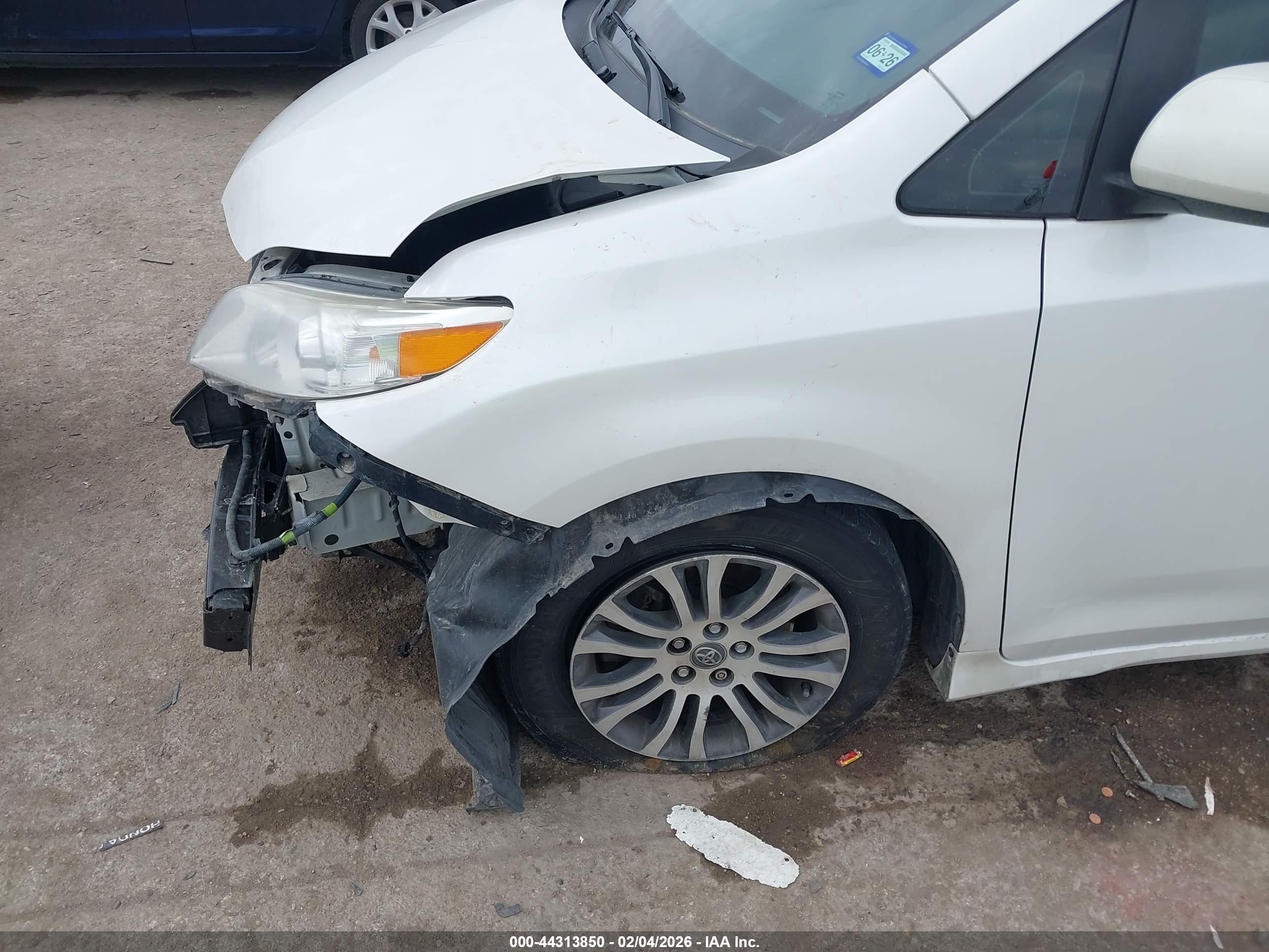 TOYOTA SIENNA image 6