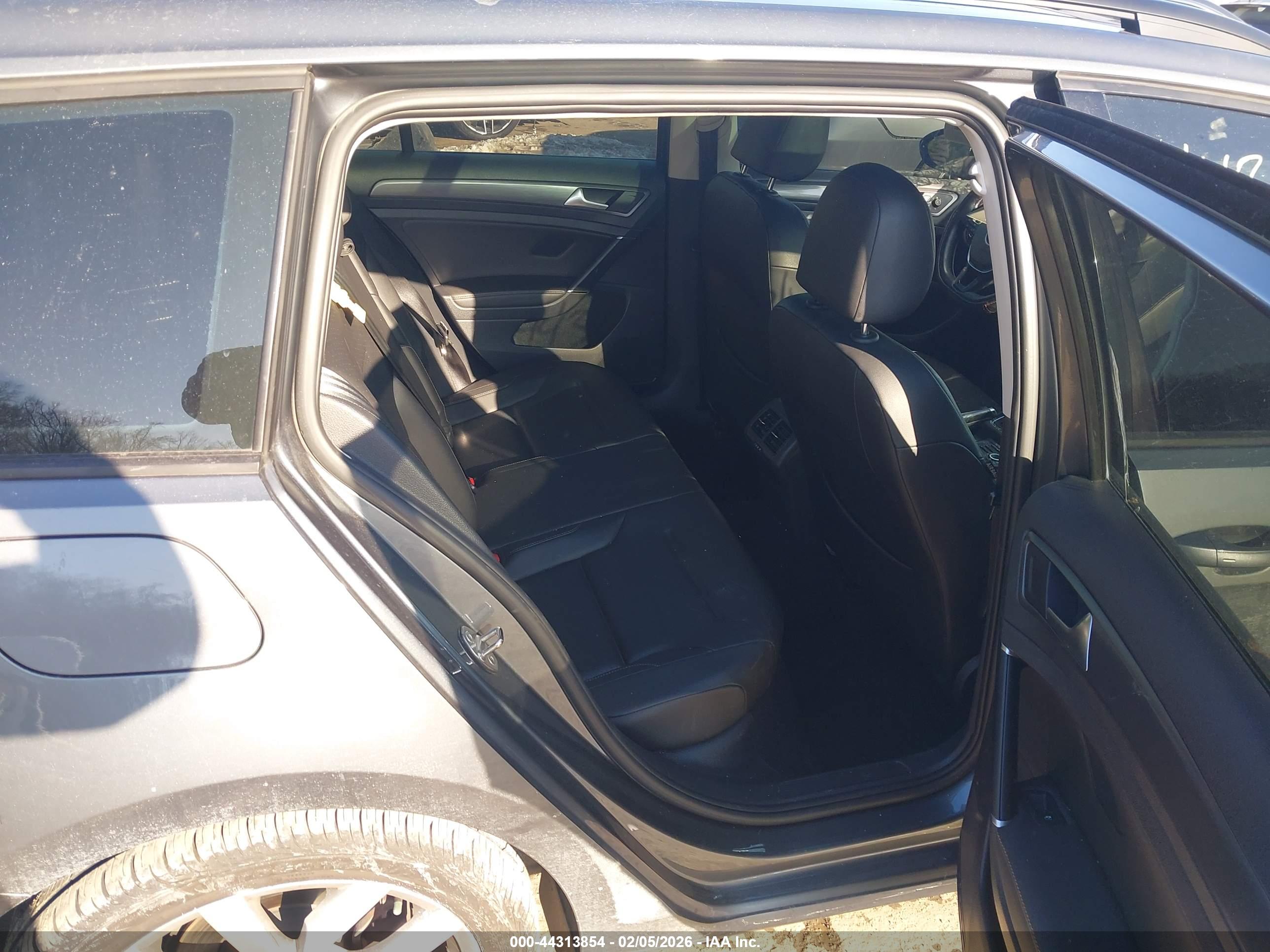 VOLKSWAGEN GOLF image 8