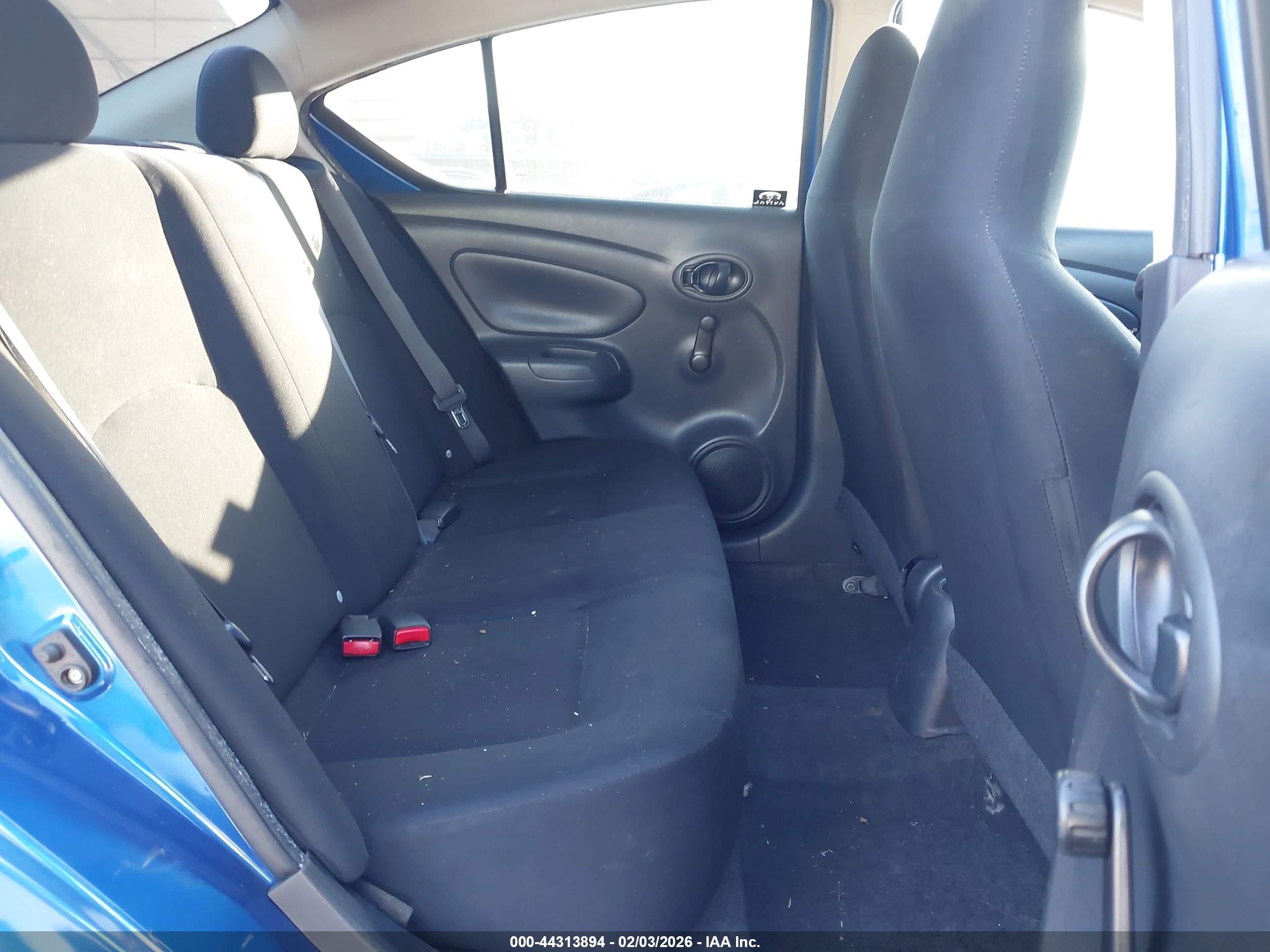 NISSAN VERSA image 8