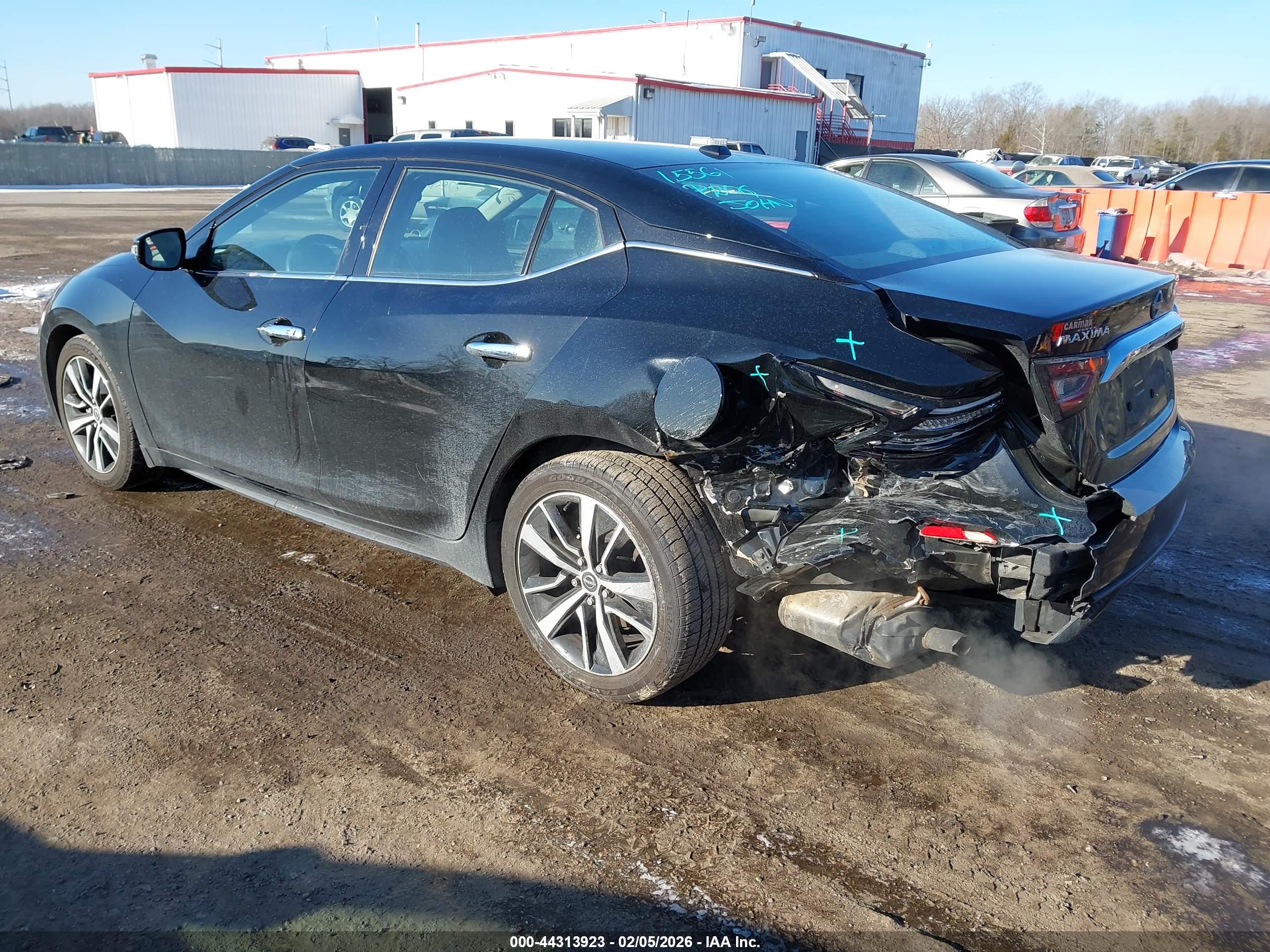 NISSAN MAXIMA image 3