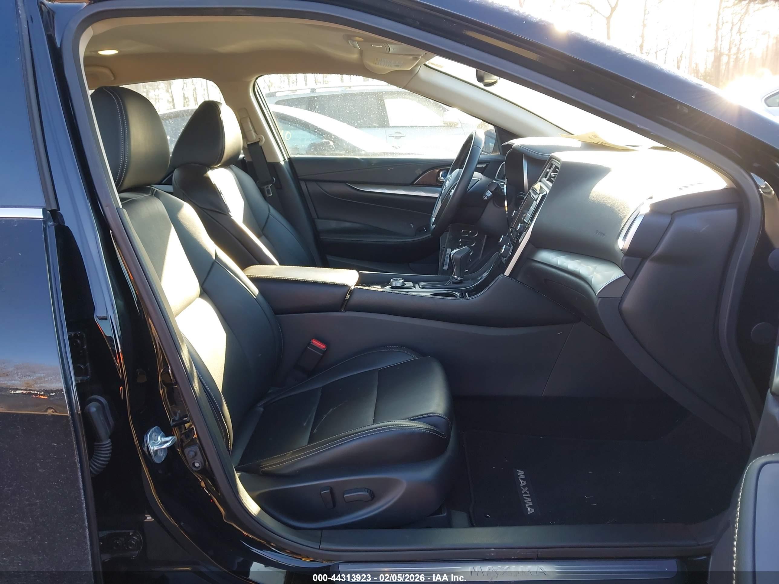 NISSAN MAXIMA image 5