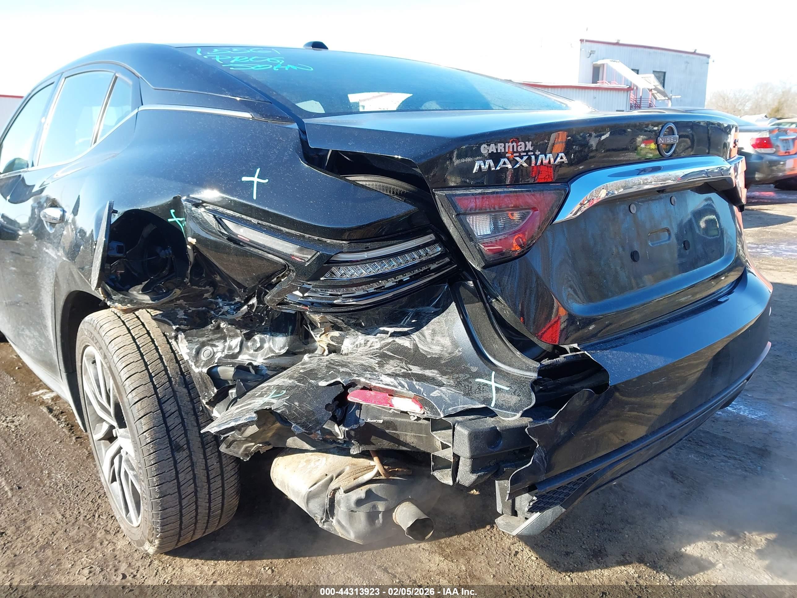 NISSAN MAXIMA image 6
