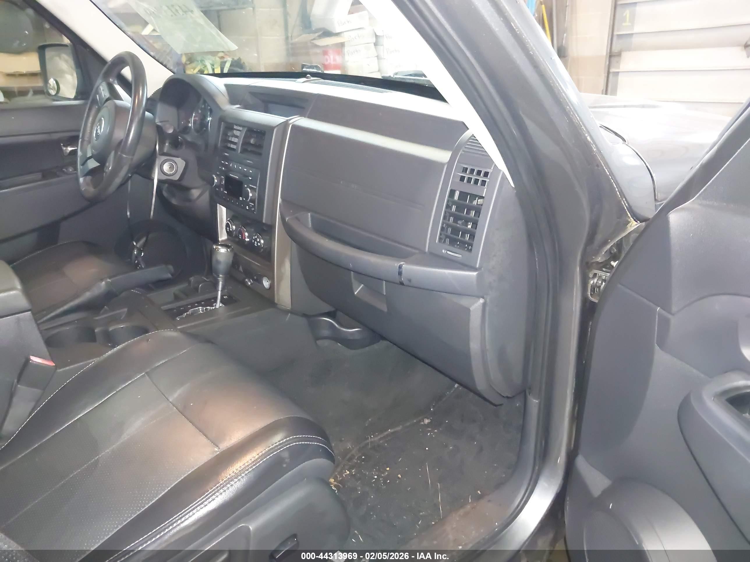JEEP LIBERTY image 5