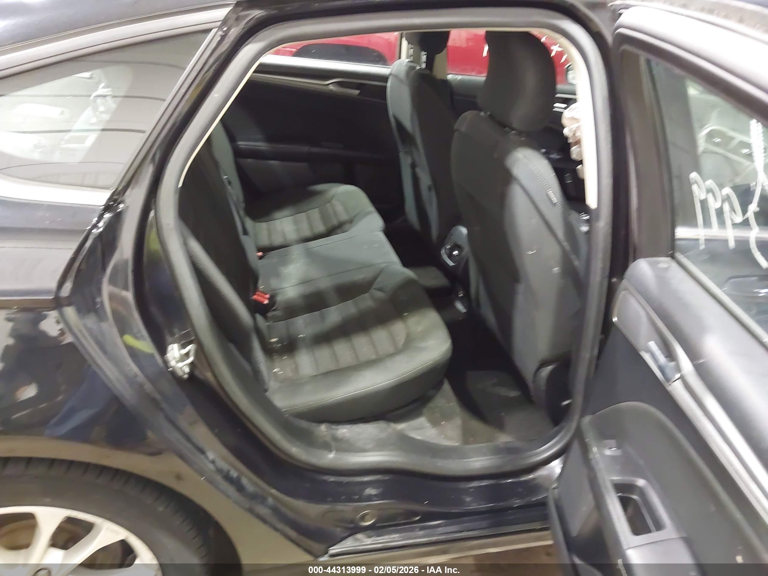 FORD FUSION image 8