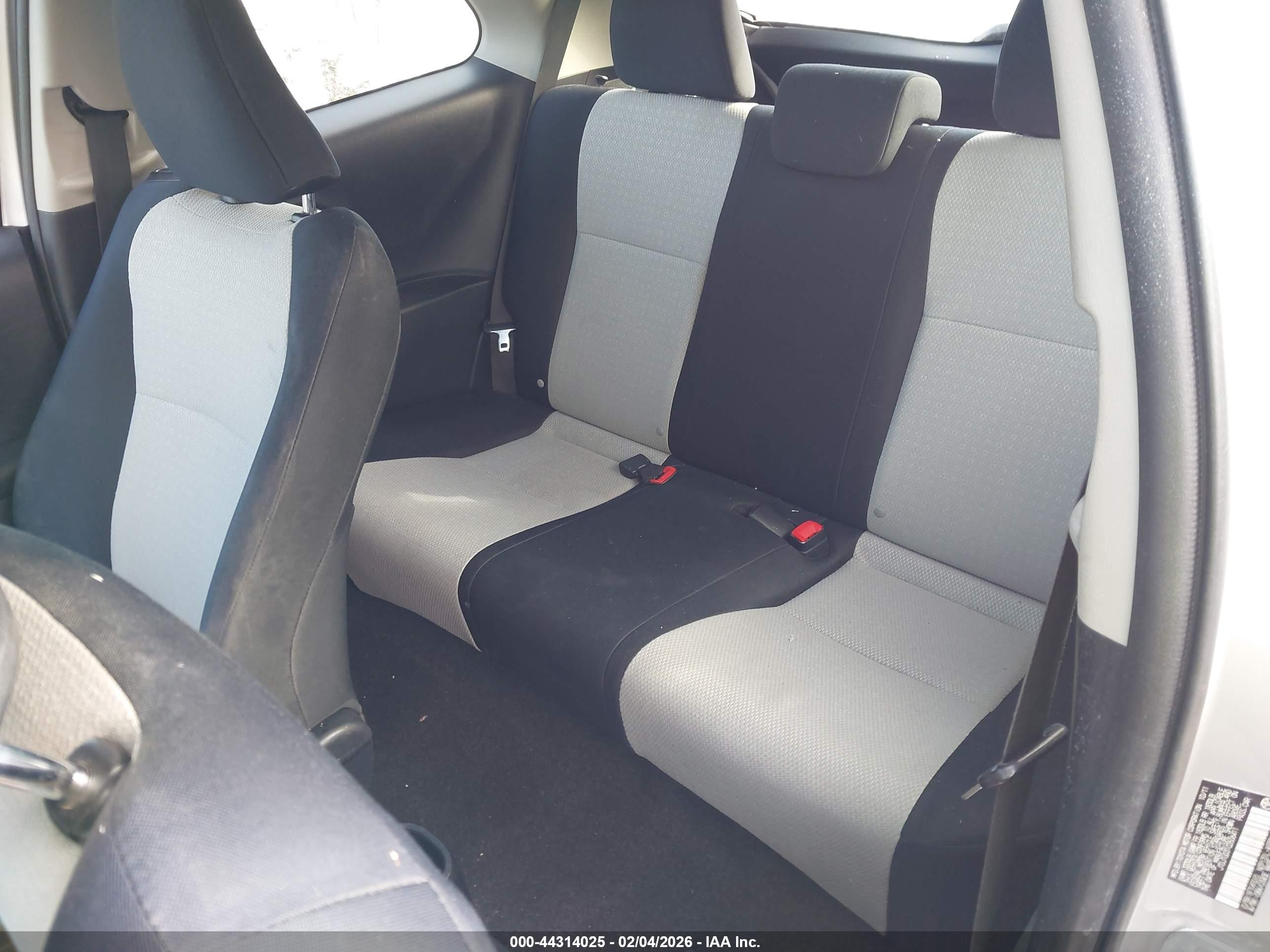 TOYOTA YARIS image 8