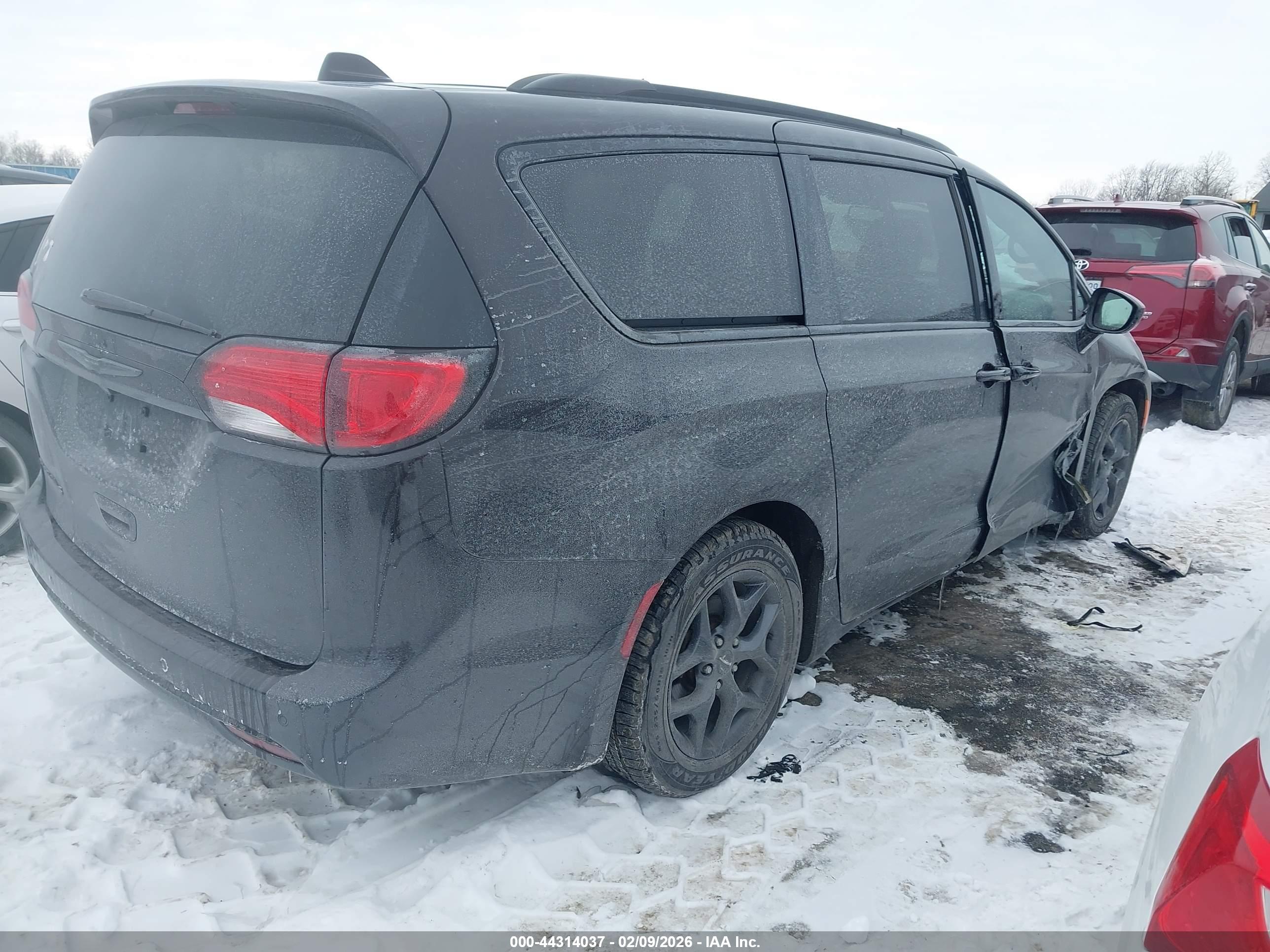 CHRYSLER PACIFICA image 4