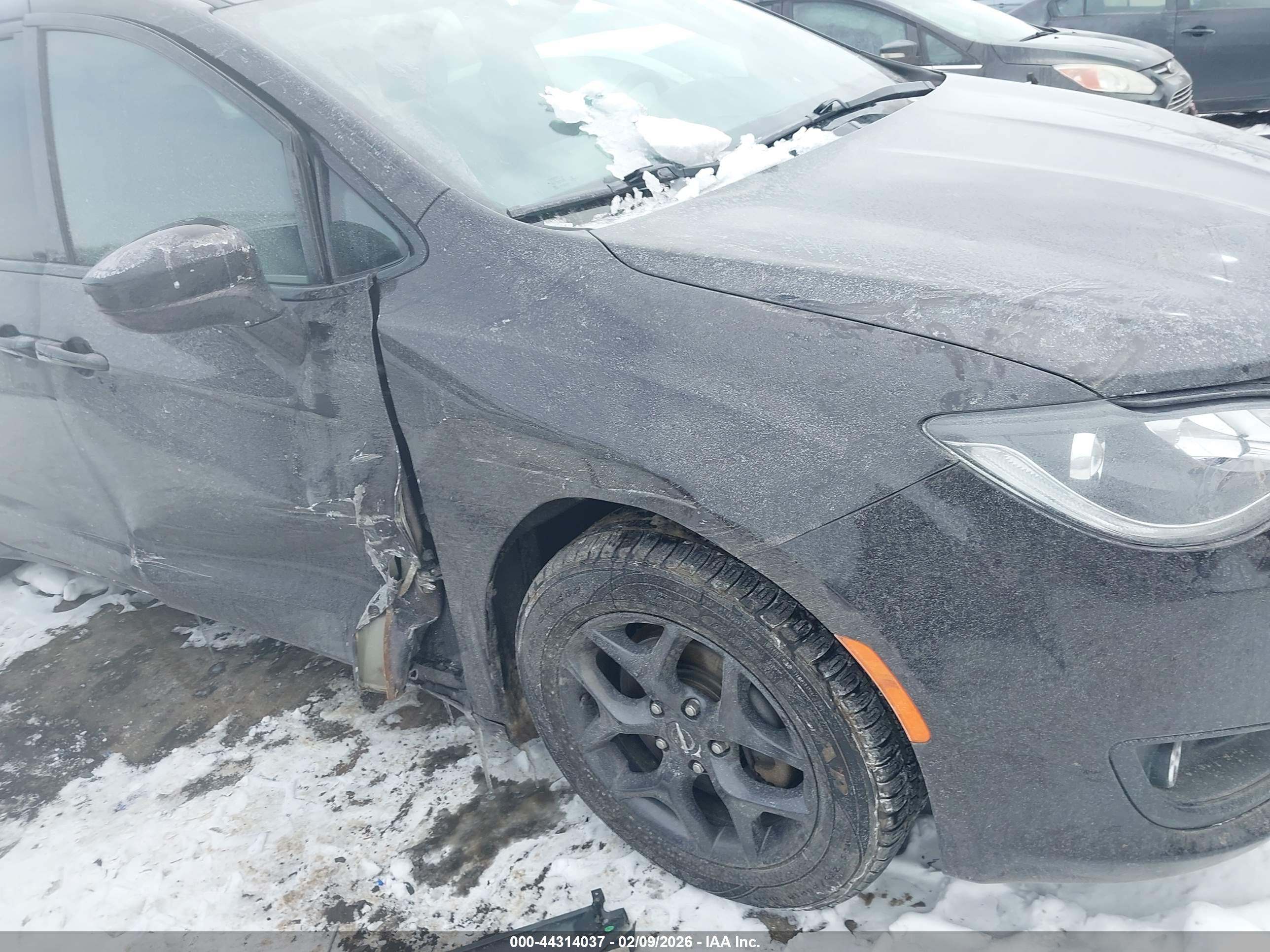 CHRYSLER PACIFICA image 6